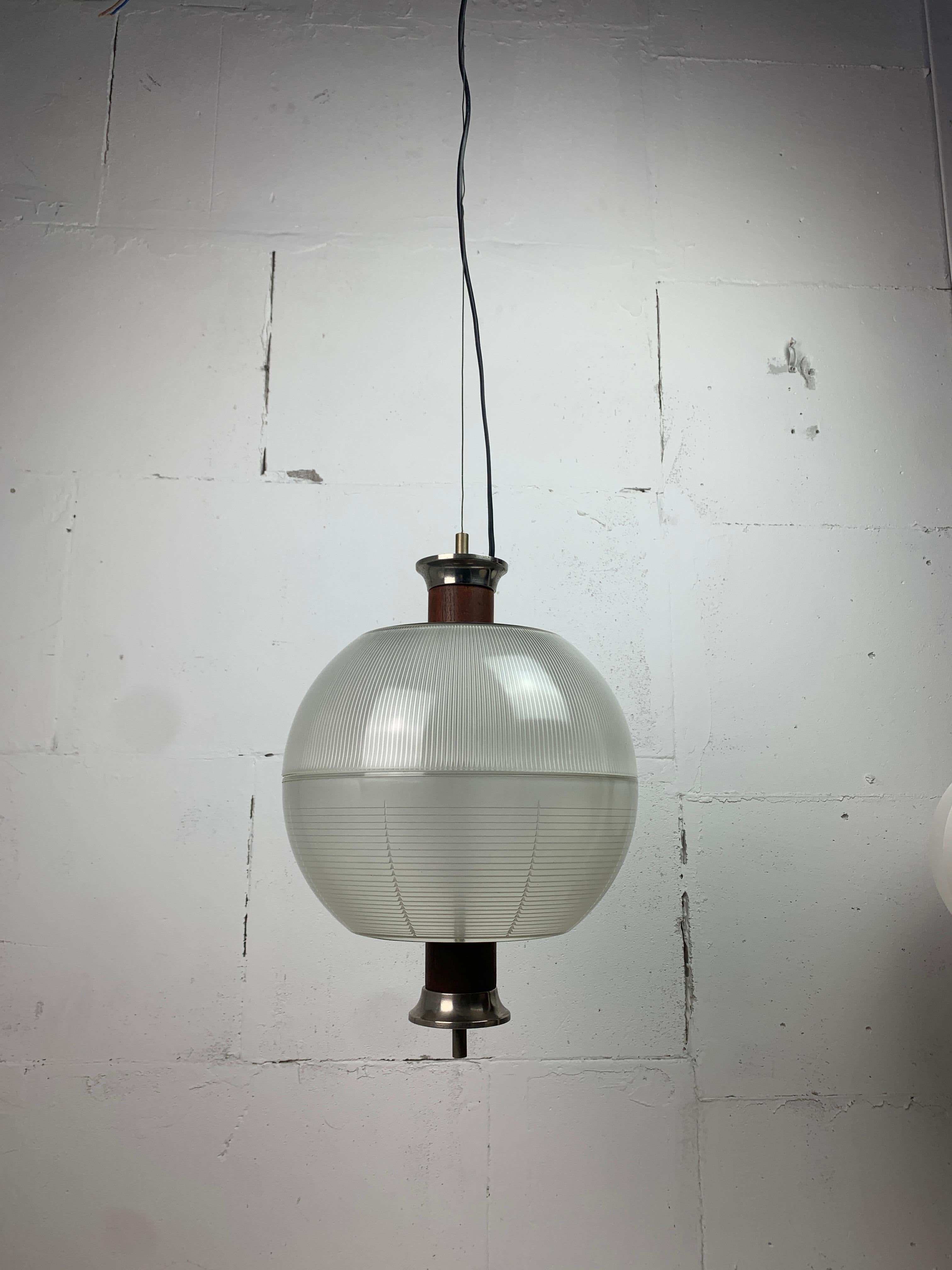 Italiano Pendente a sfera di metà secolo in teak e Holophane, anni '60 in vendita