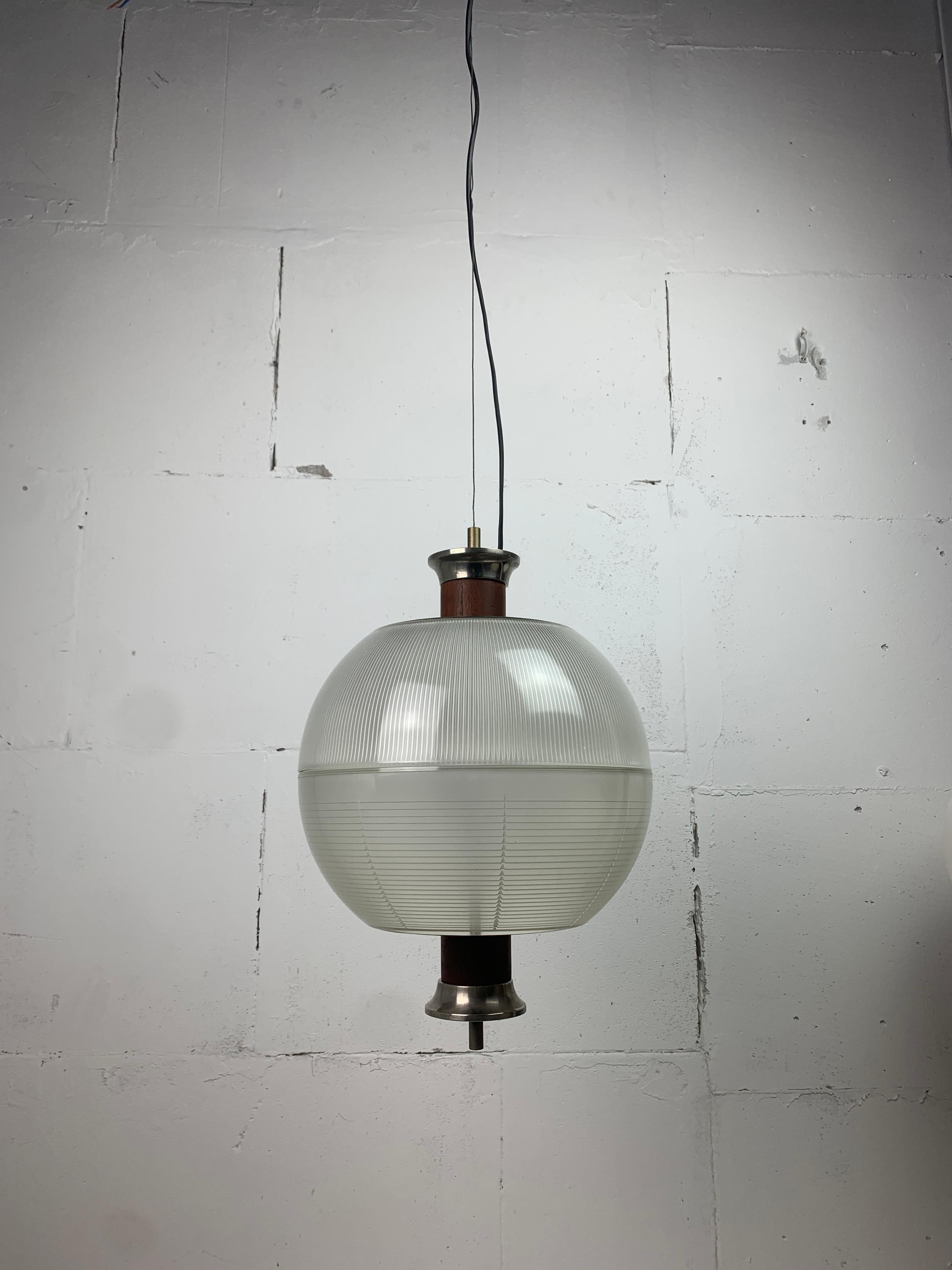 Pendente a sfera di metà secolo in teak e Holophane, anni '60 In condizioni buone in vendita a Zaandam, NL