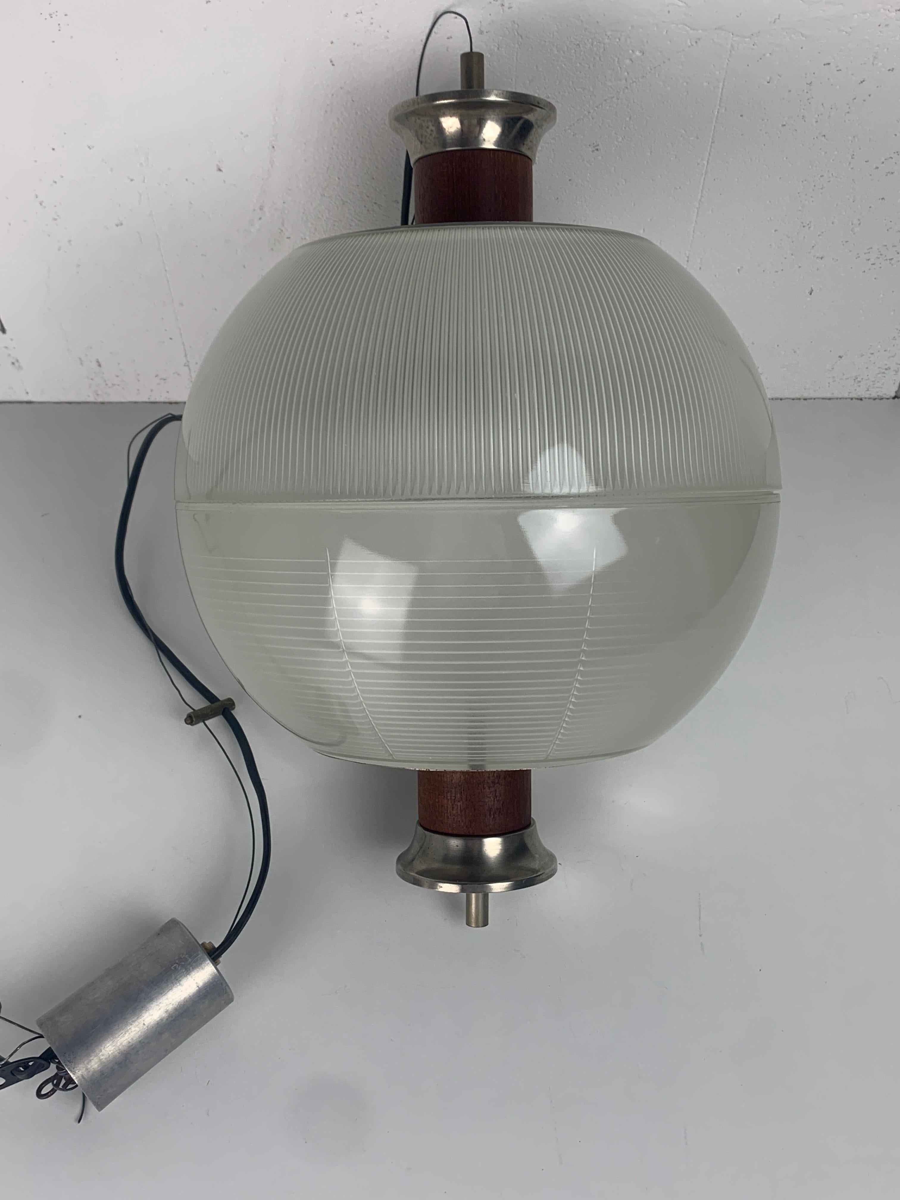 Metà XX secolo Pendente a sfera di metà secolo in teak e Holophane, anni '60 in vendita