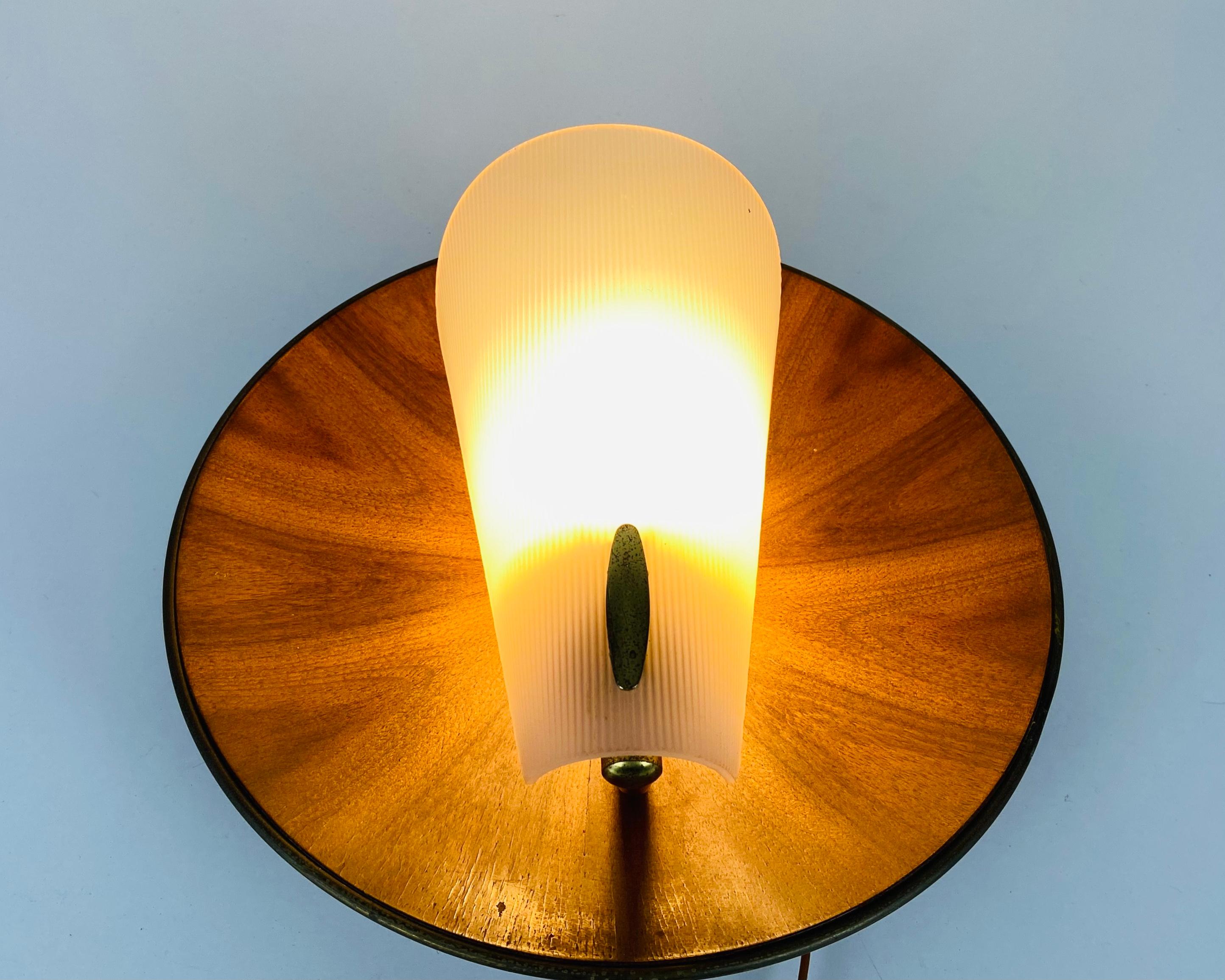 Mid-Century Modern Midcentury Teak and Plexi Glass Wall Lamp in the style of Stilnovo, Italy For Sale