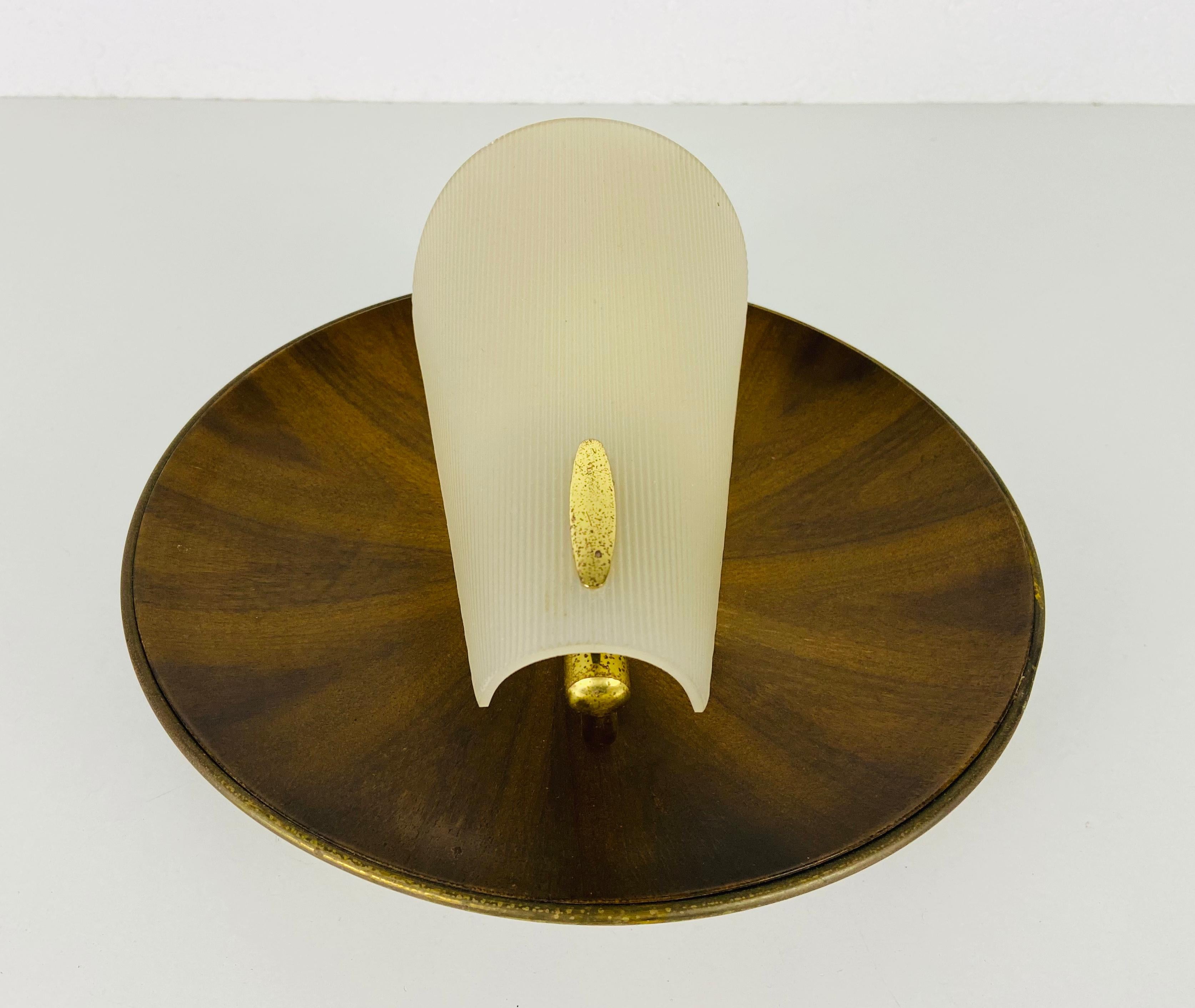Italian Midcentury Teak and Plexi Glass Wall Lamp in the style of Stilnovo, Italy For Sale