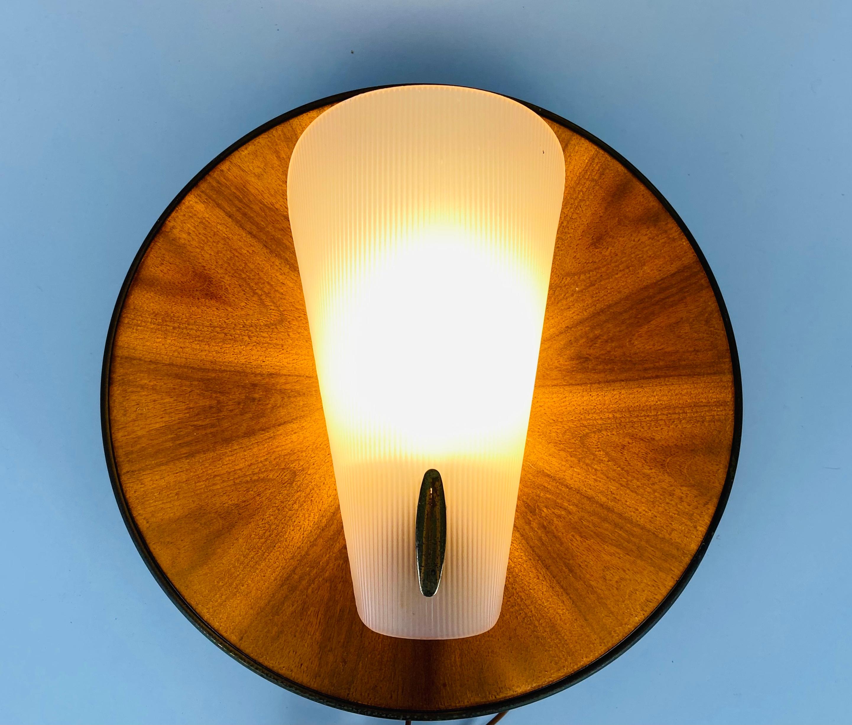 Midcentury Teak and Plexi Glass Wall Lamp in the style of Stilnovo, Italy For Sale 2