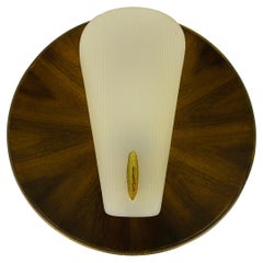 Lampe murale du milieu du siècle en teck et verre plexi dans le style de Stilnovo, Italie