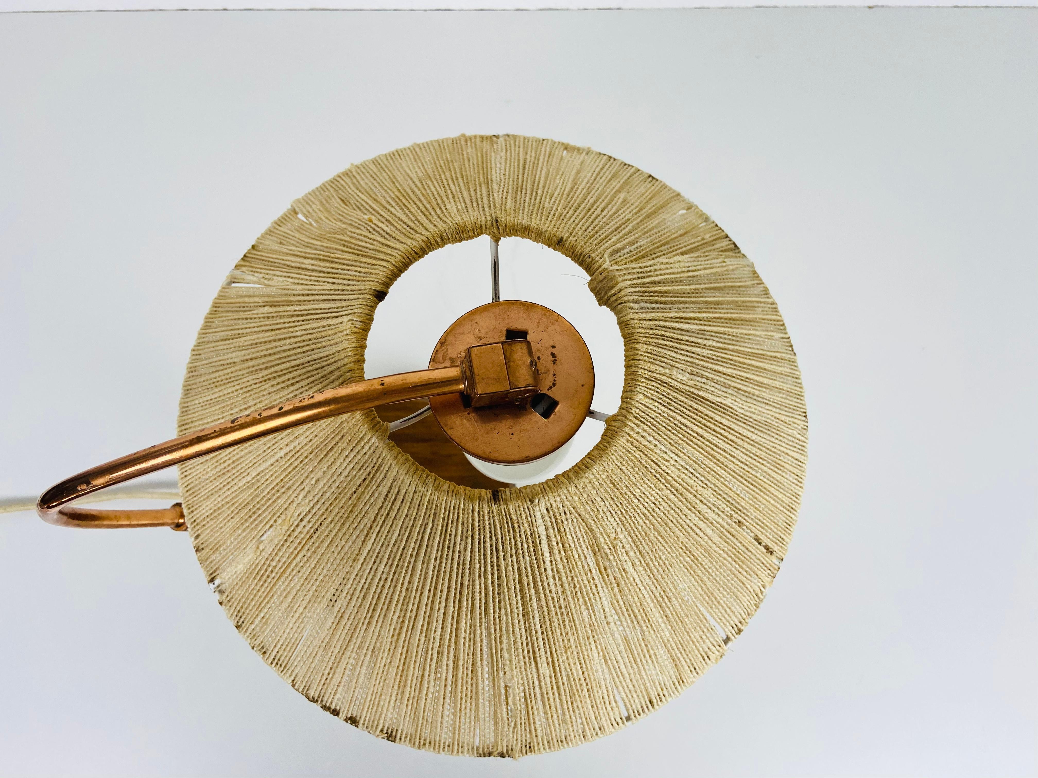 Lampada da tavolo in teak e rattan del Medioevo di Temde, circa 1970 in vendita 1