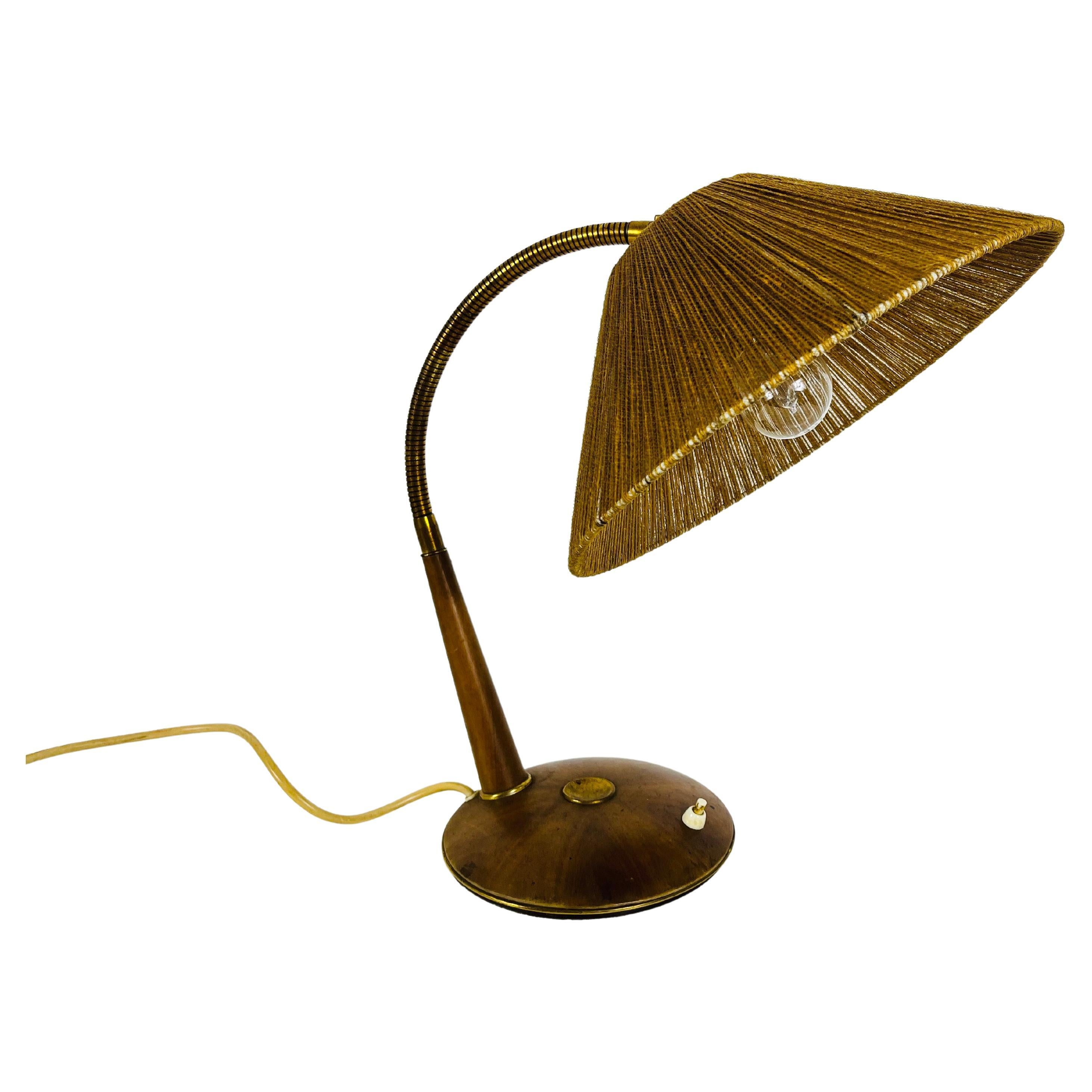 Lámpara de mesa de teca y ratán de mediados de siglo de Temde, circa 1970