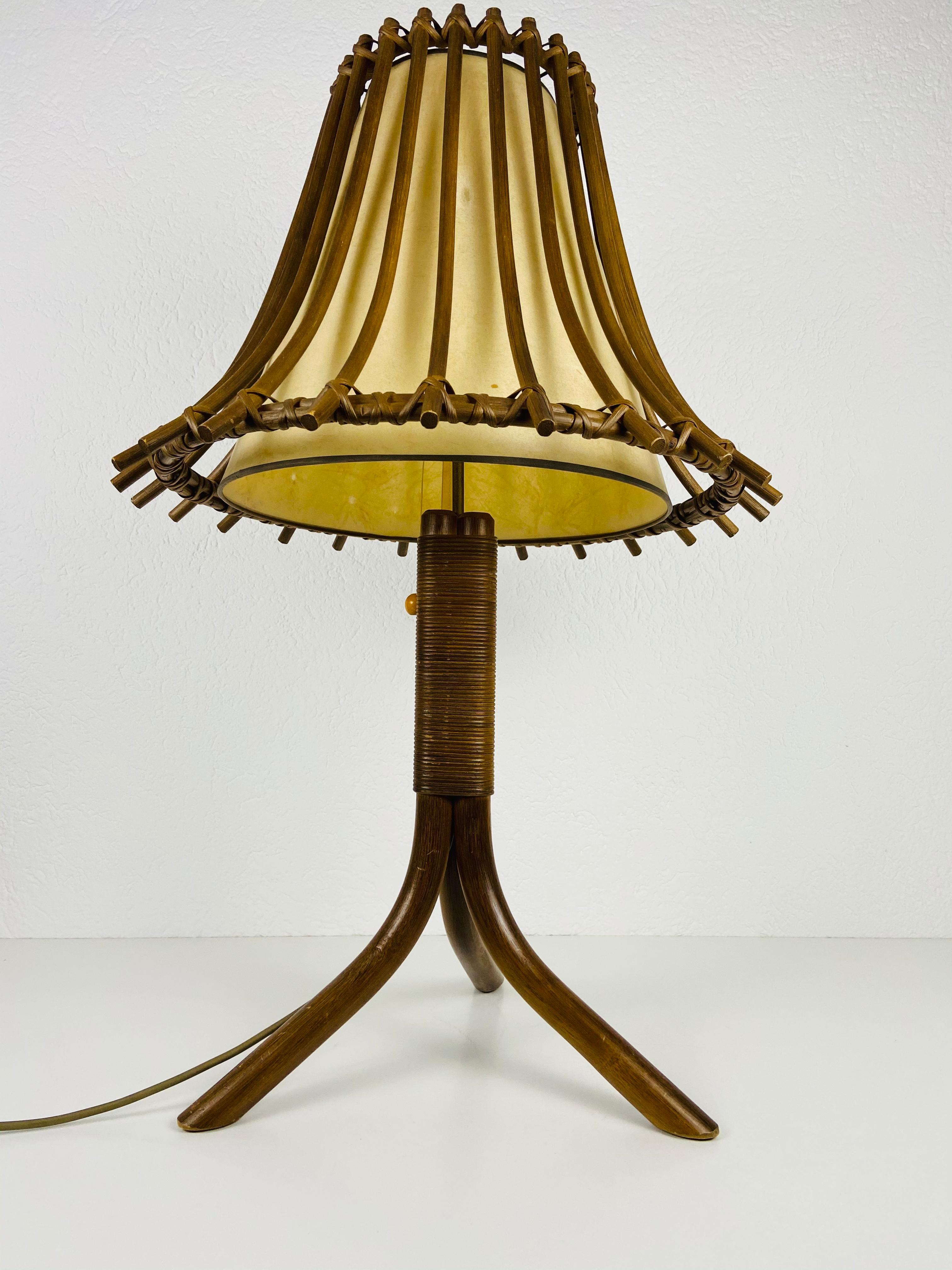 Une magnifique lampe de table en teck fabriquée dans les années 1960. Il est fascinant avec son abat-jour rare.

La lampe nécessite deux ampoules E27 (US E26). Très bon état vintage.

Expédition express gratuite dans le monde entier.