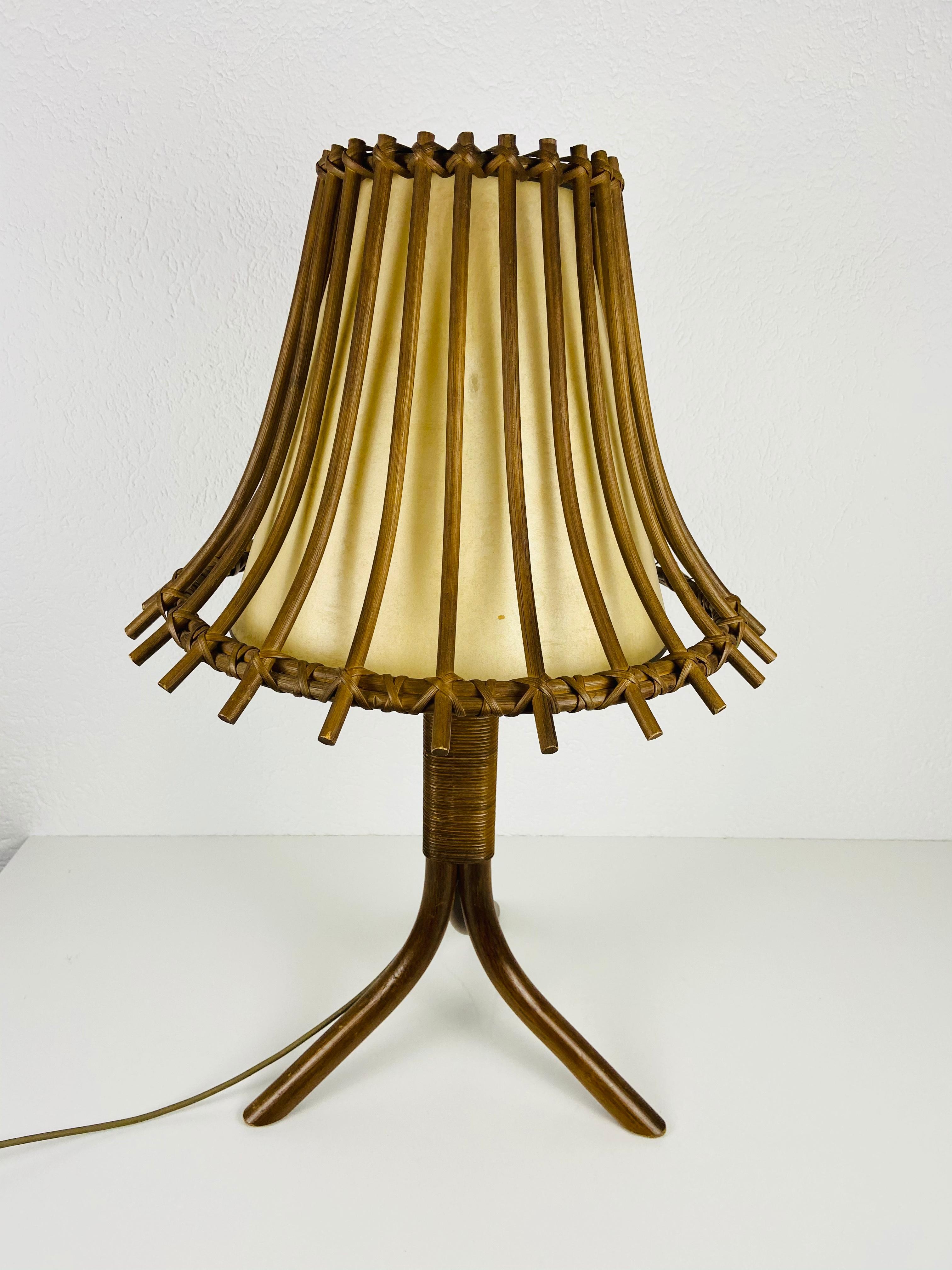 Lampe de table en teck et rotin du milieu du siècle dernier, vers 1970 Bon état - En vente à Hagenbach, DE