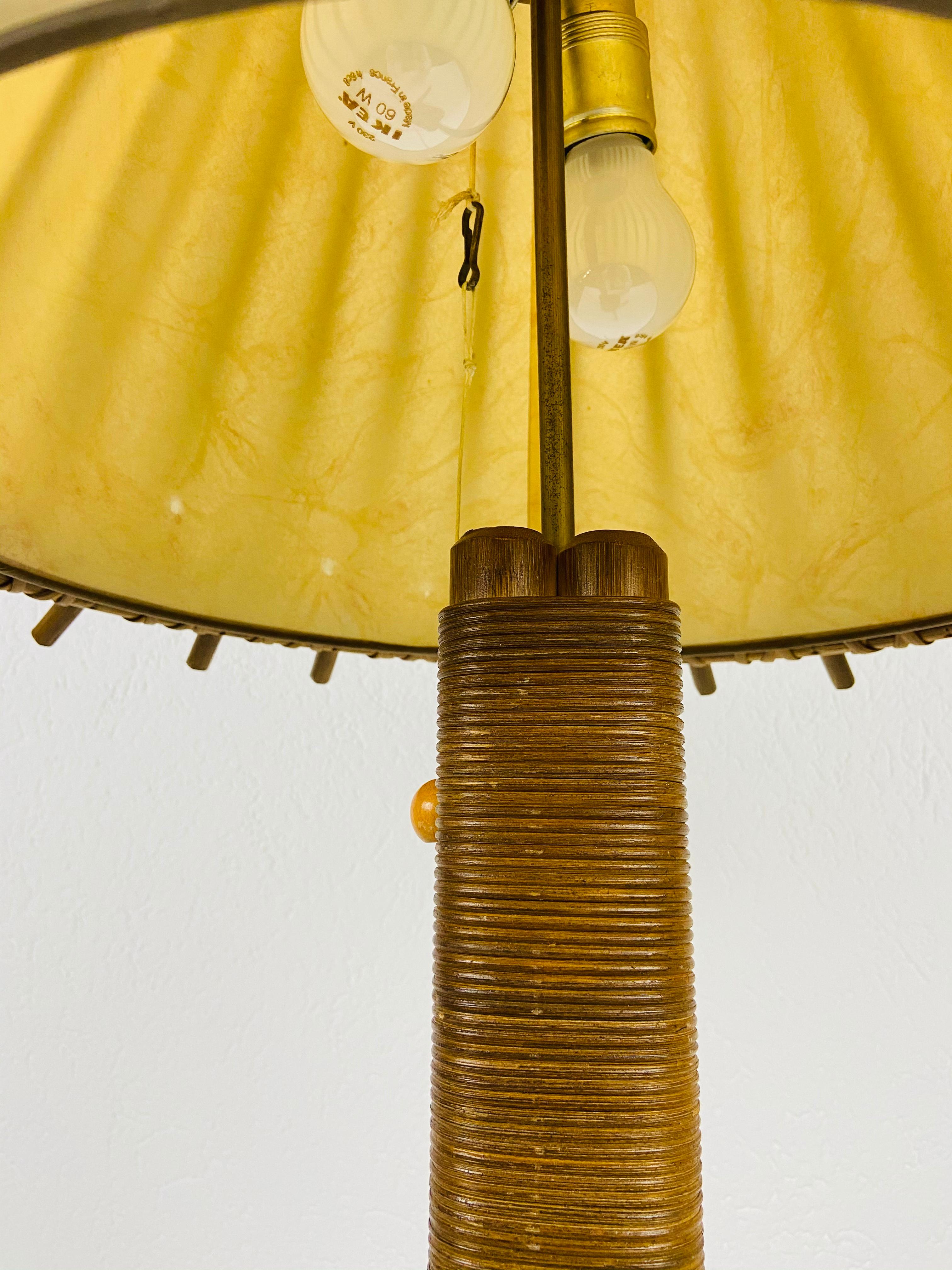 Rotin Lampe de table en teck et rotin du milieu du siècle dernier, vers 1970 en vente