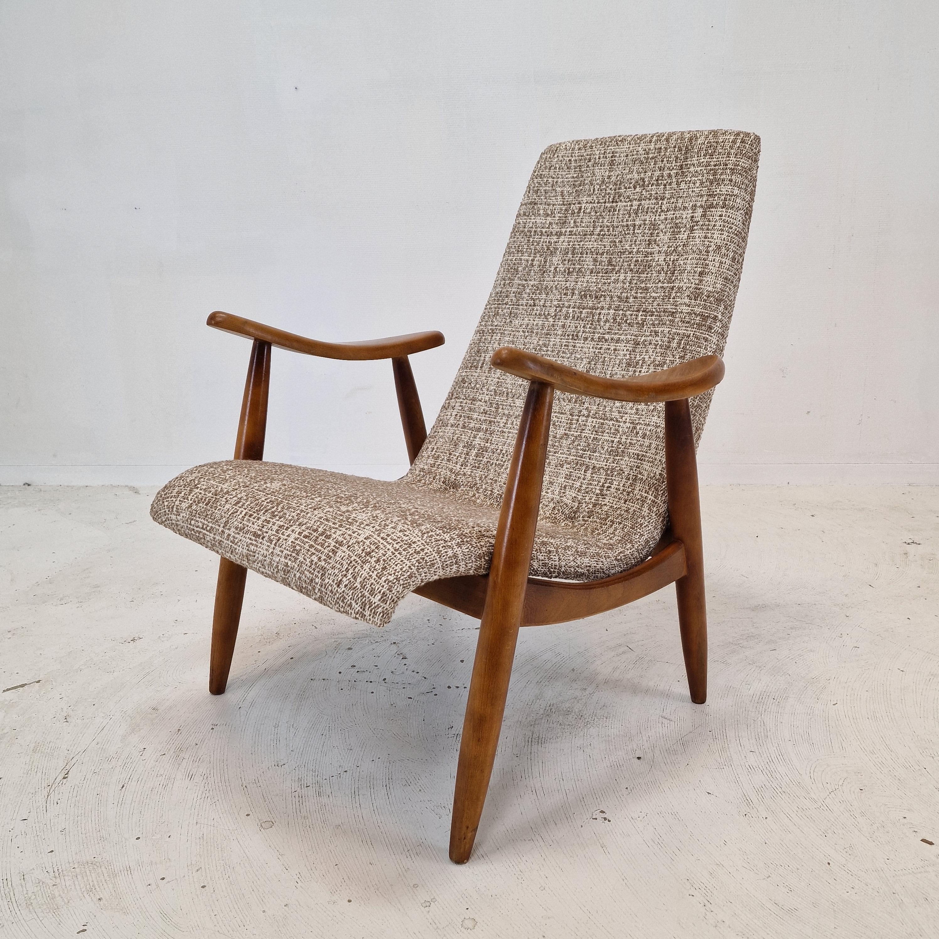 Lovely lounge chair, designed and fabricated in the 1960s in Denmark.

The elegant structure of this comfortable chair is made of solid teak.

The chair is just restored with new foam and new fabric.
It is upholstered with beautiful wool