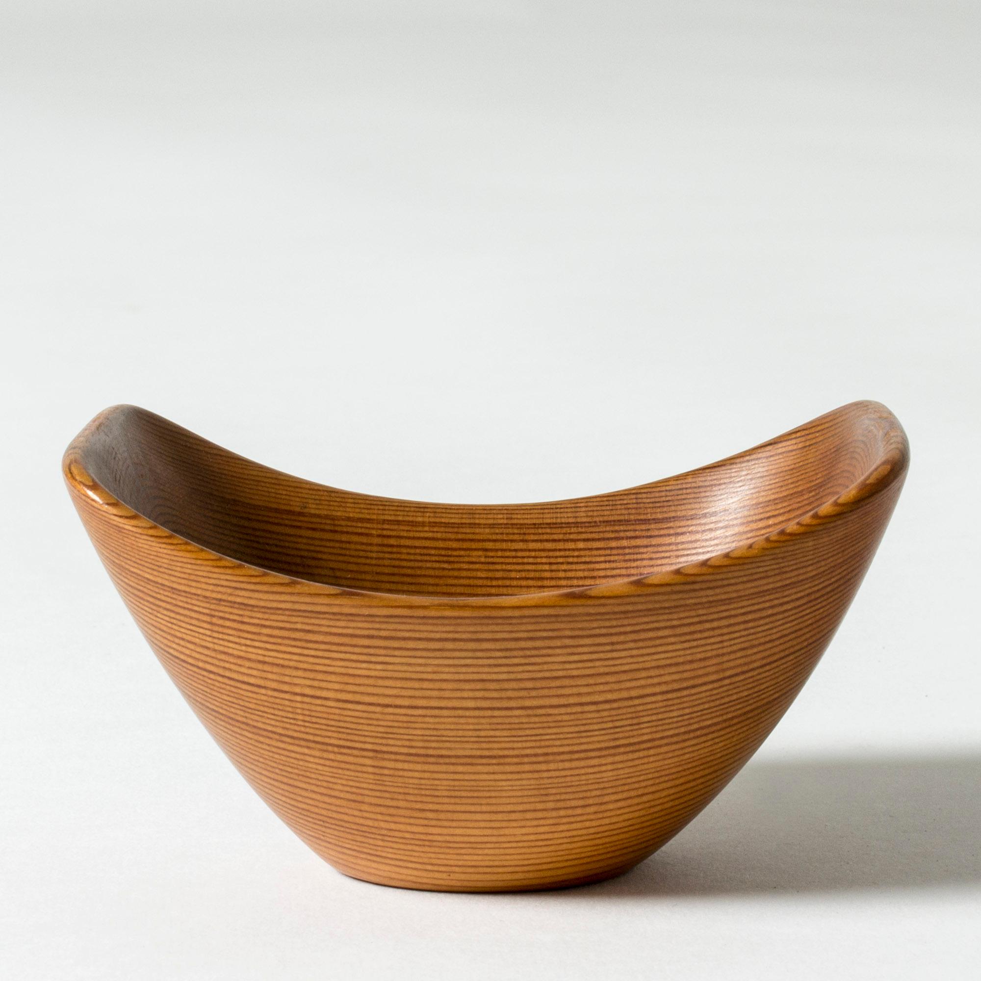 Lovely teak bowl by Johnny Mattsson, in a rectangular shape with curved edges. Seamlessly made, woodgrain accentuated by the form.
