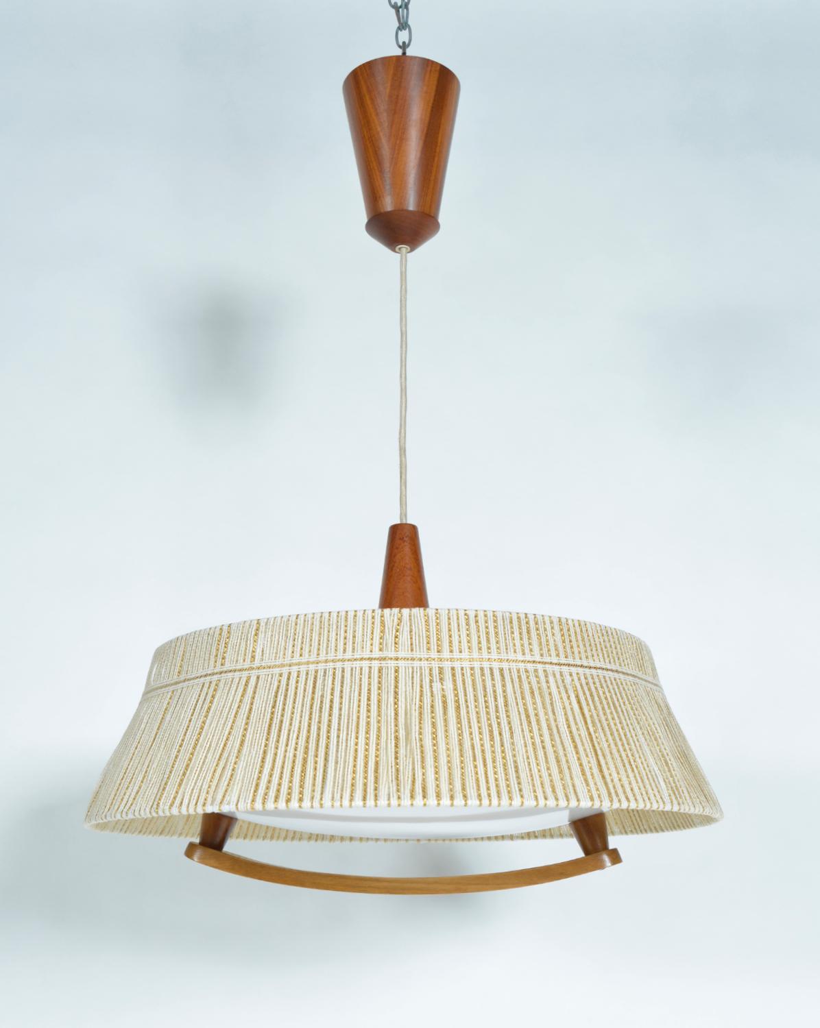 Mid-Century Modern Lampe à suspension Rise and Fall en teck et tressage du milieu du siècle par Swiss Co Temde Leuchten en vente