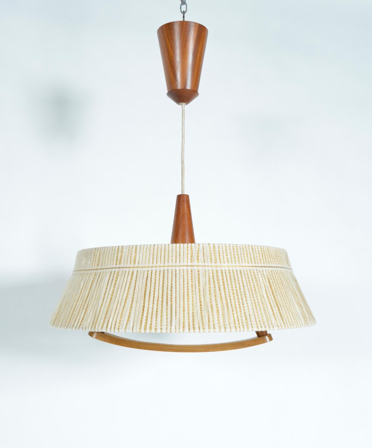 Suisse Lampe à suspension Rise and Fall en teck et tressage du milieu du siècle par Swiss Co Temde Leuchten en vente