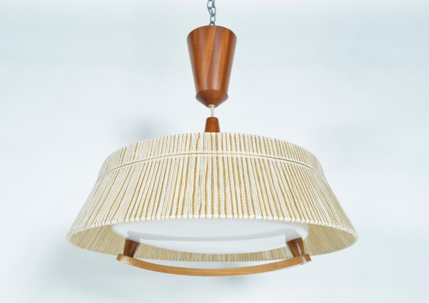 Lampe à suspension Rise and Fall en teck et tressage du milieu du siècle par Swiss Co Temde Leuchten en vente 1