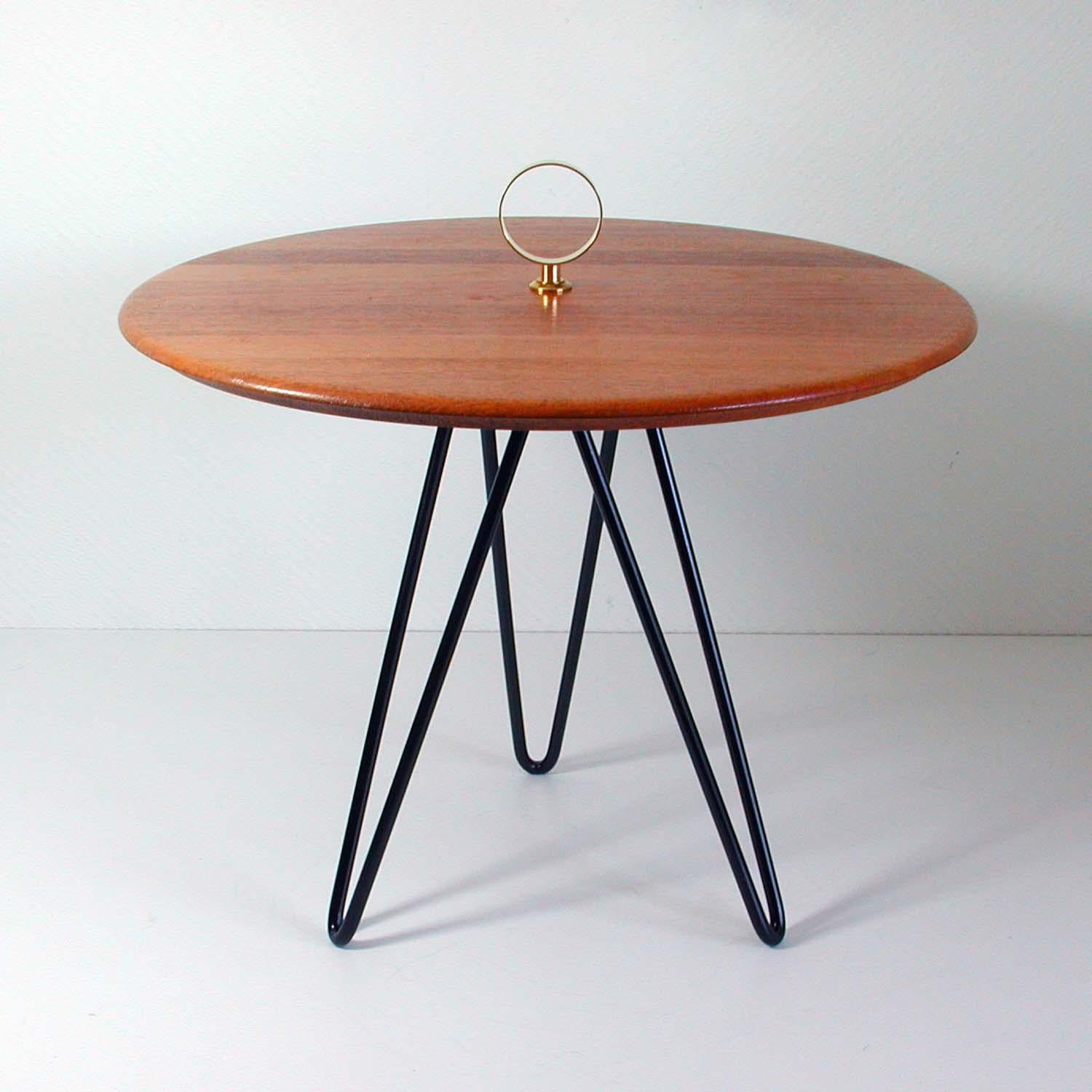Mid-Century Modern Table d'appoint tripode en teck, laiton et fonte du milieu du siècle par Digsmed, Danemark en vente