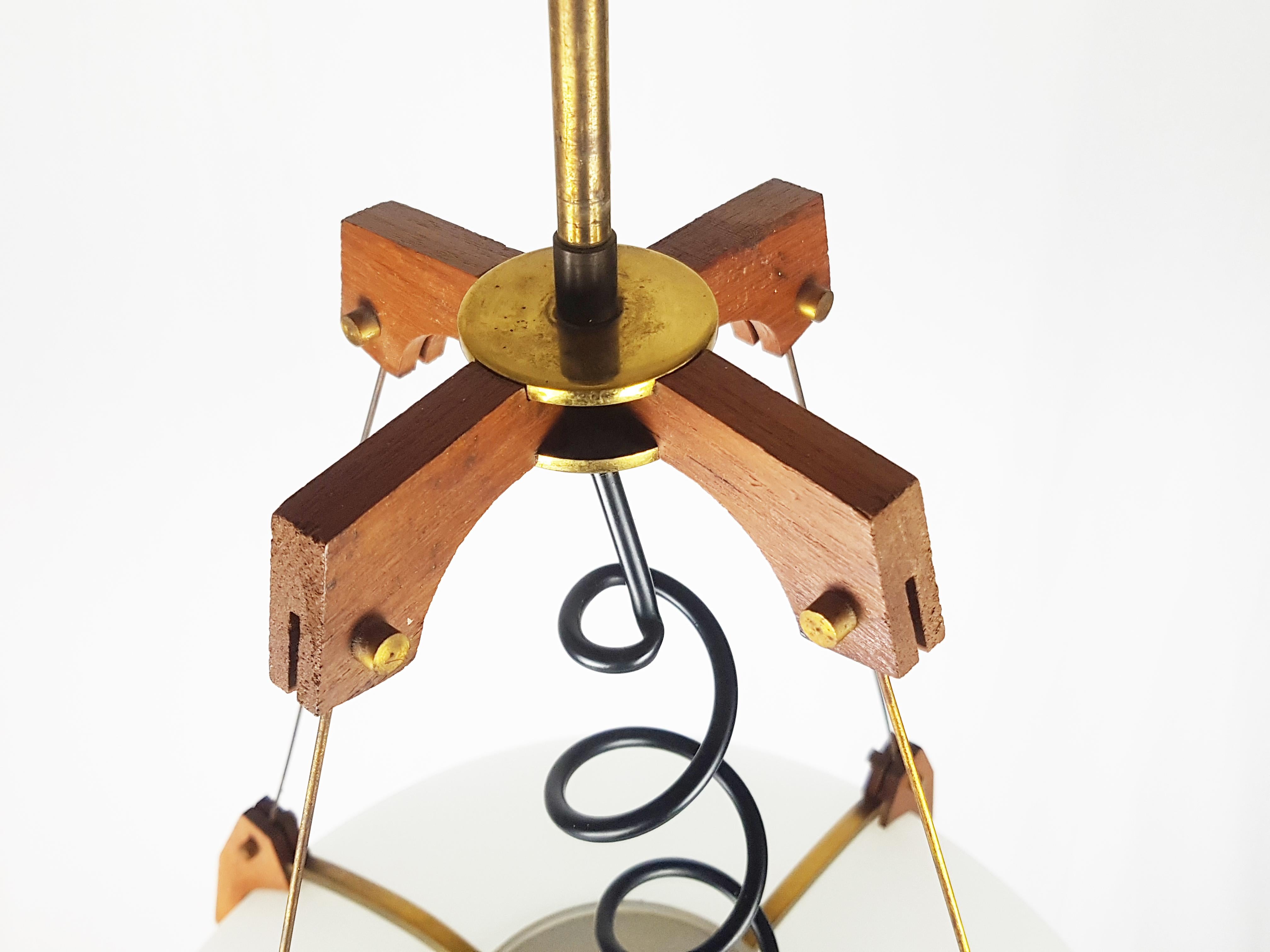 Italienischer Mid-Century-Anhänger aus Teakholz, Messing und Opalglas, Stilnovo zugeschrieben im Zustand „Gut“ im Angebot in Varese, Lombardia