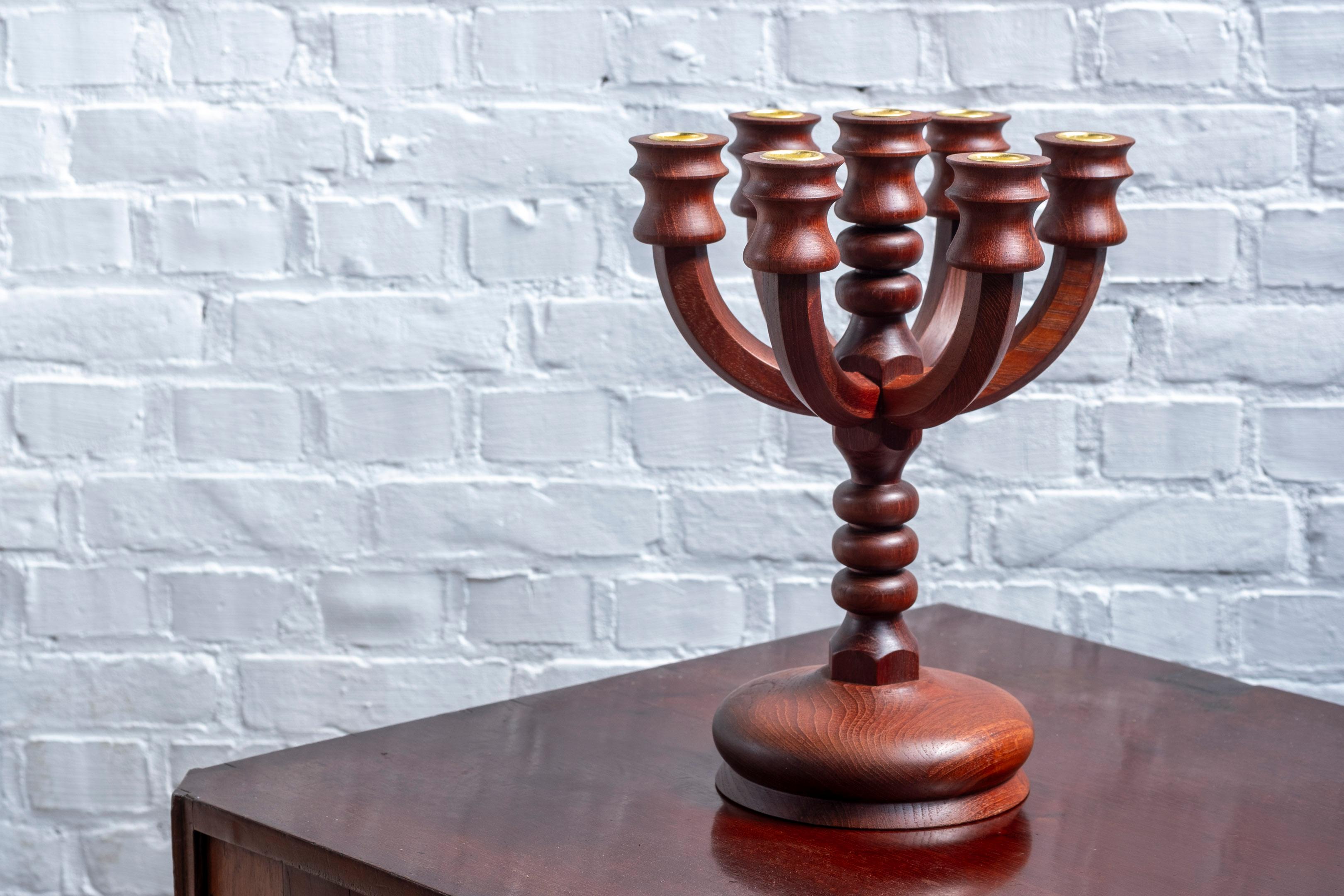 Splendido portacandele in teak massiccio, probabilmente unico o su ordinazione, realizzato a mano in Danimarca. Incredibile qualità del legno e delle finiture. Firmato sotto 