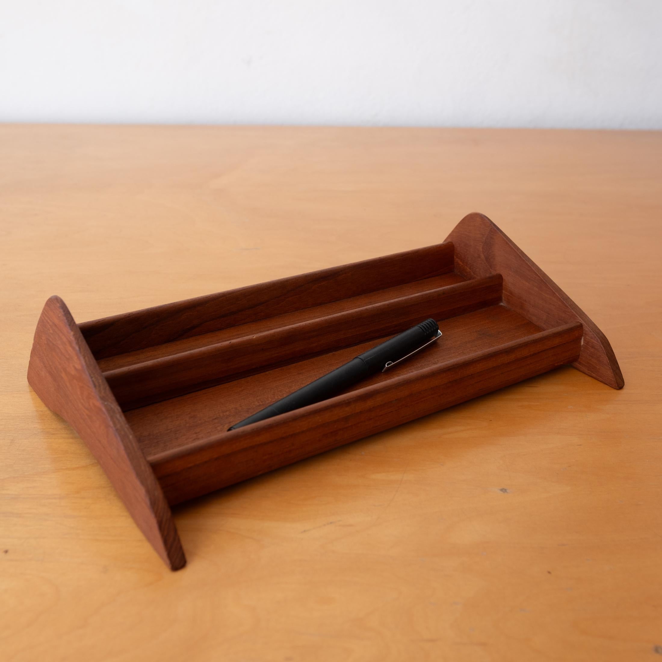 Dänischer moderner Alleskönner, Schreibtisch-Stiftablage. Ideal für einen Stift, Bleistift, Uhrenhalter oder Schlüssel. Massives Teakholz mit einer guten Haltung. Dänemark, 1960er Jahre.