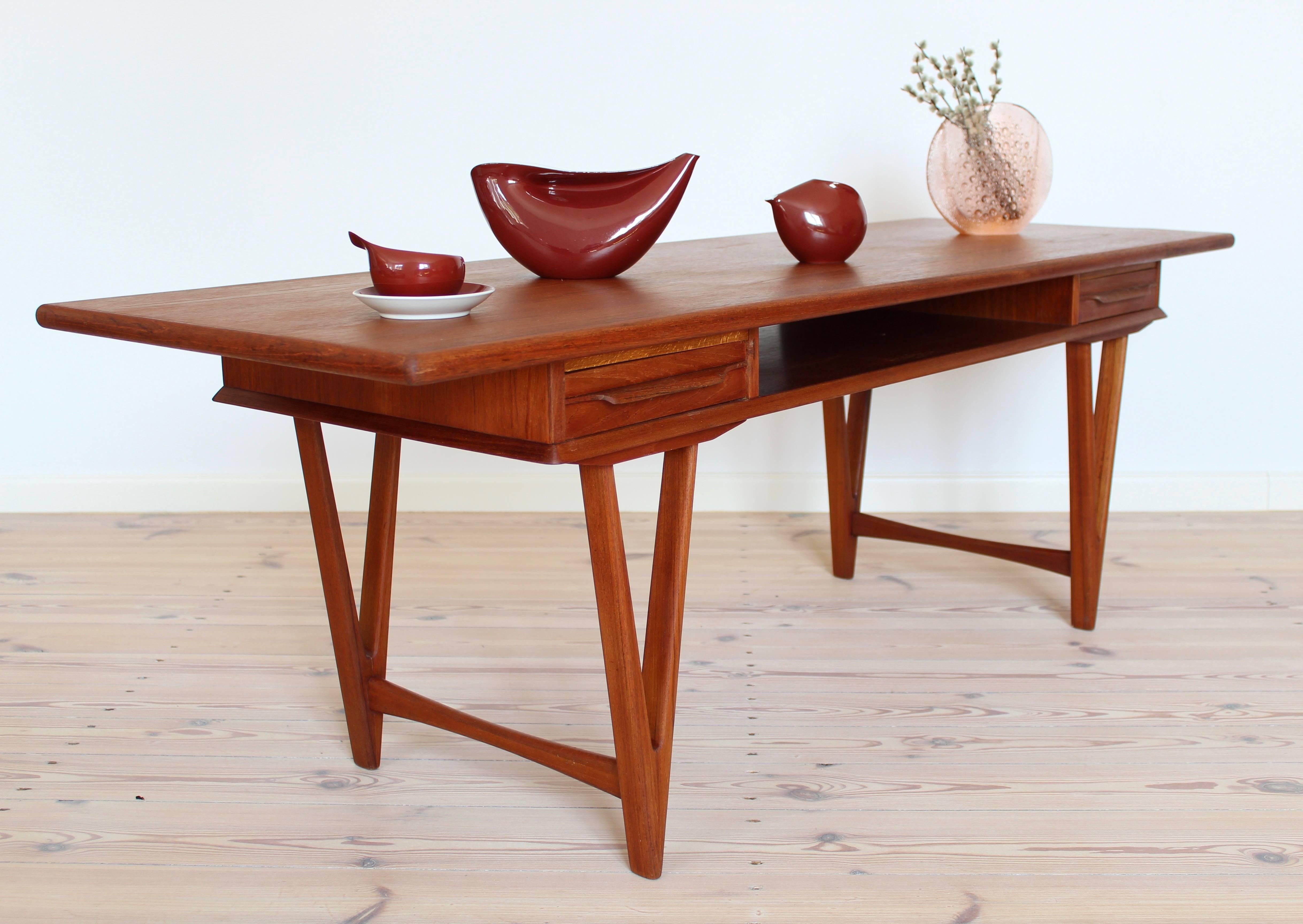 Teak coffee table by E. W. Bach for Toften Møbelfabrik with two drawers and beautifully shaped triangular legs. This piece of furniture was renovated and finished with colorless oil which brings out the warmth and beautiful color of teak wood.
 