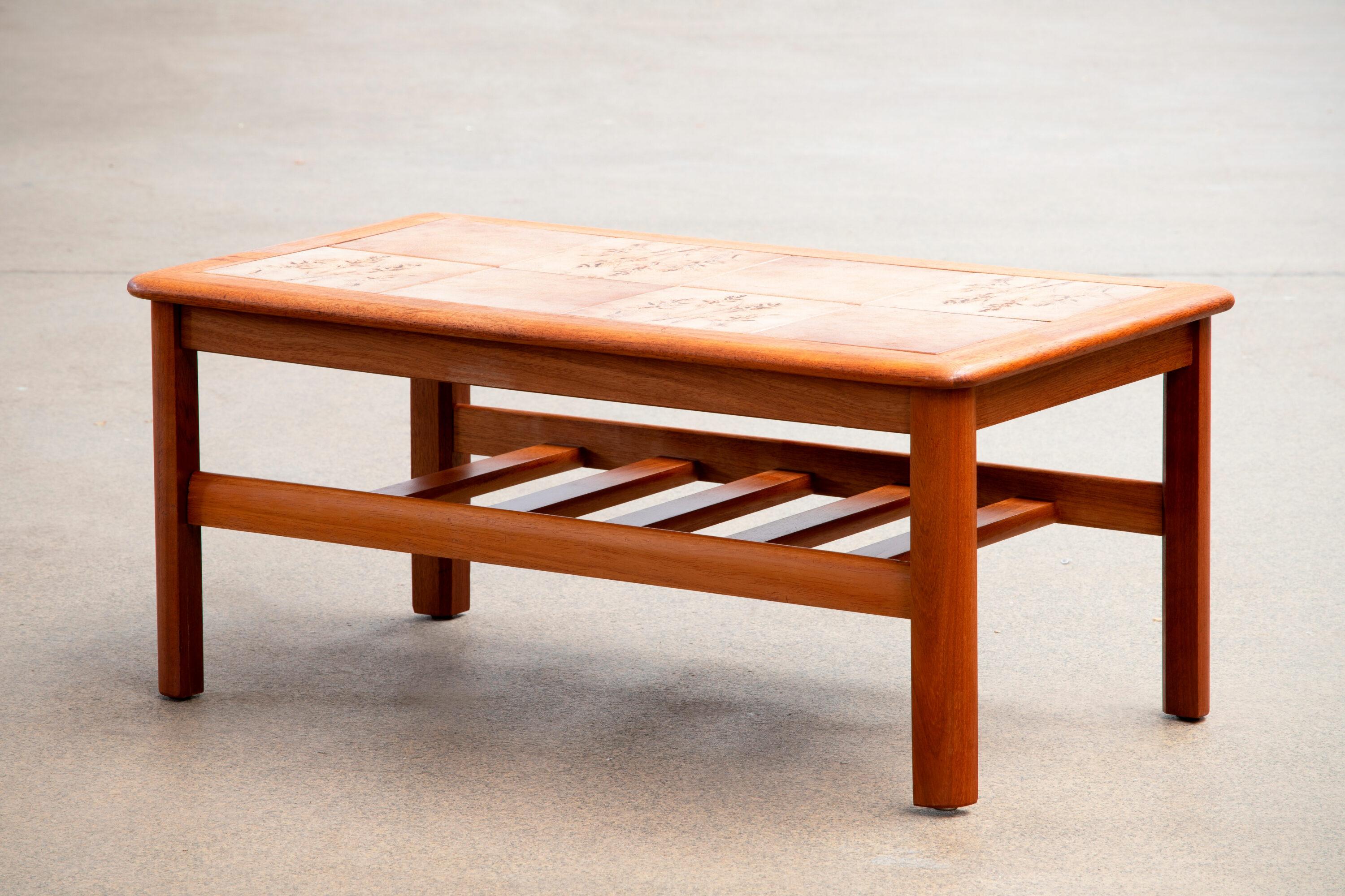 Mid-Century Teak Coffee Table with Ceramic Details In Good Condition For Sale In Wiesbaden, DE