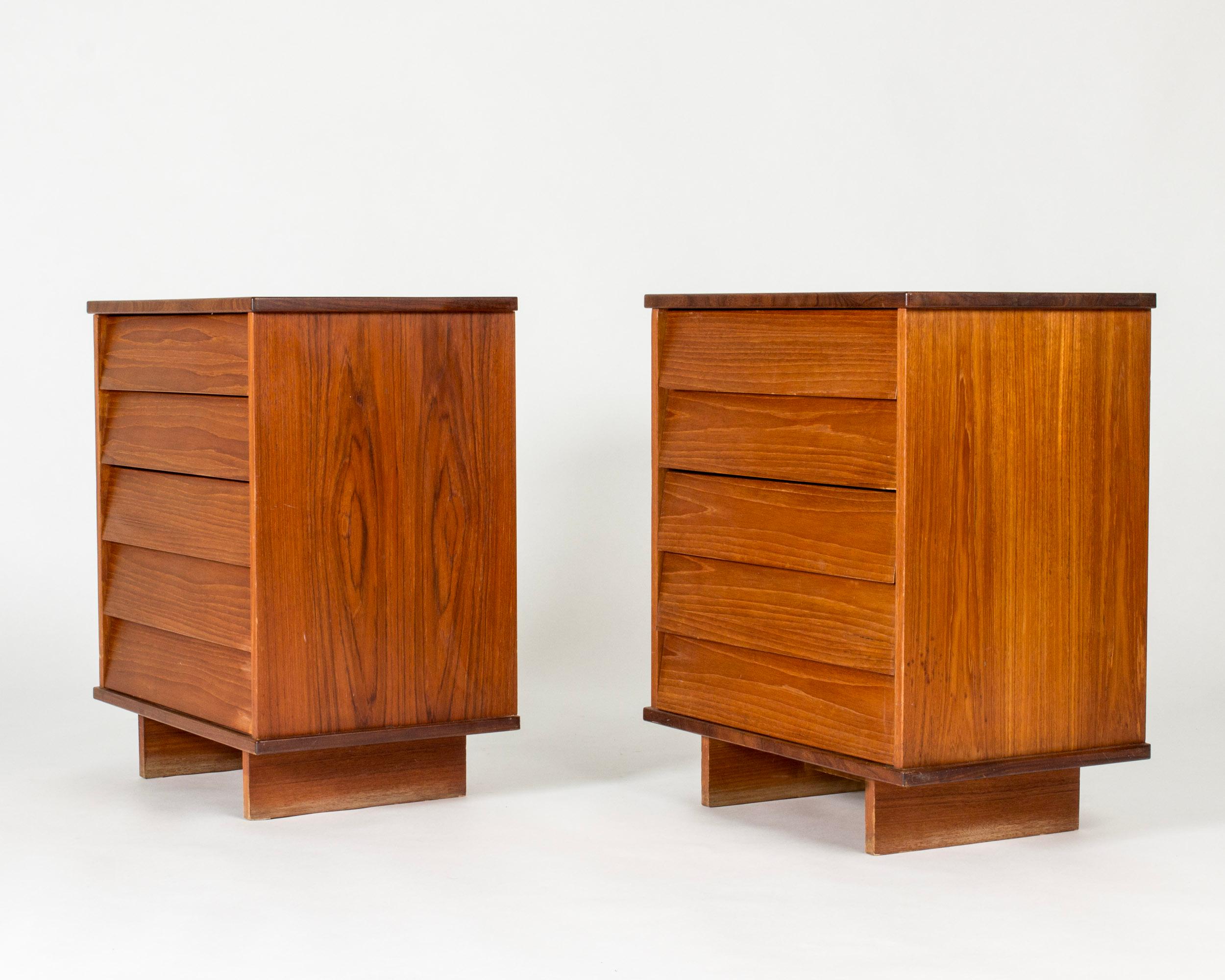 Coppia di cassettiere di Ilmari Tapiovaara, realizzate in teak. Design pulito con frontali inclinati che creano una silhouette molto bella e giocano con la luce.