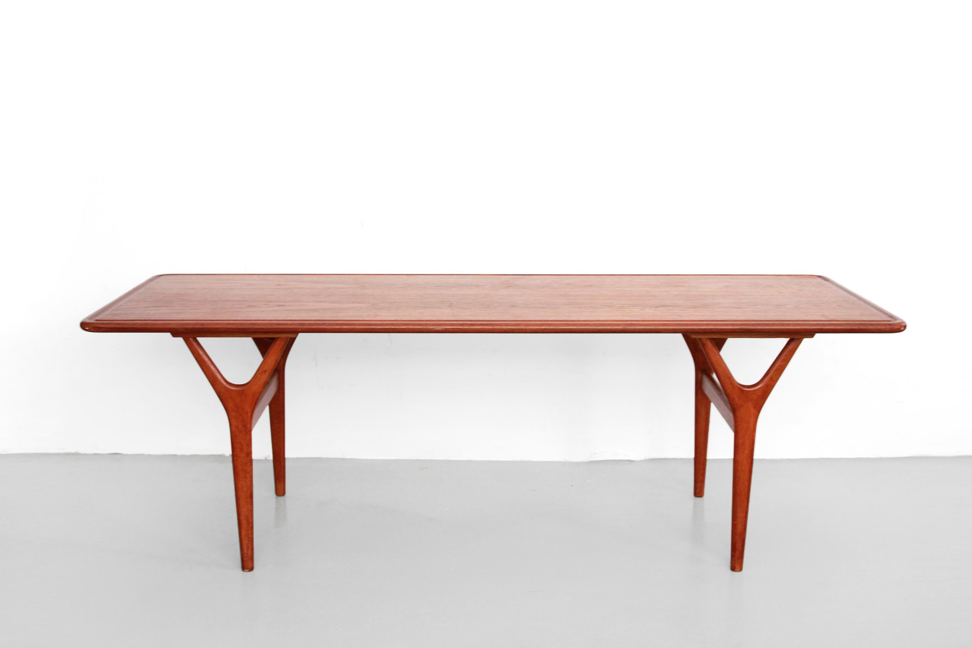 Beautiful and rare organic shaped teak coffee table designed by Kurt Ostervig and produced by Jason Mobler from Denmark in the late 1950s. Made of solid oak wood frame and a teak tabletop with rounded edges. Under the tabletop is an extra leave for