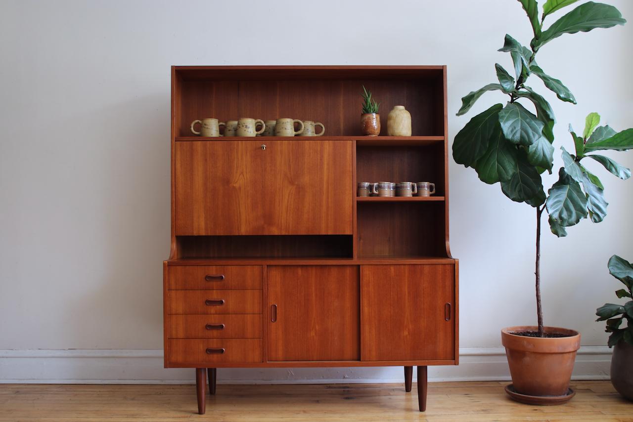 Midcentury Teak Danish Modern Dining Hutch In Excellent Condition In Brooklyn, NY