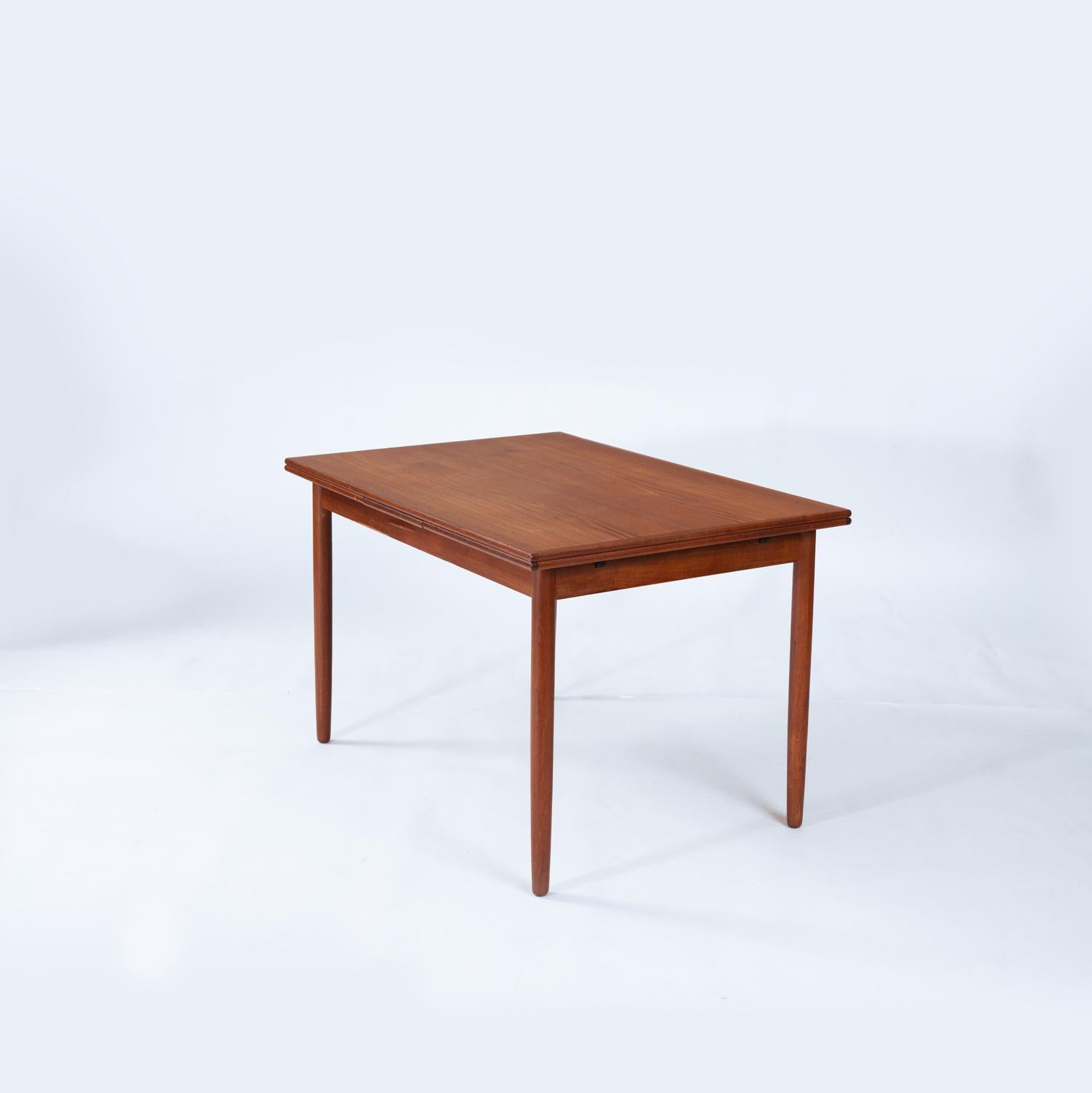 Set aus Teakholz-Design aus der Mitte des Jahrhunderts mit ausziehbarem Tisch und 6 organisch geformten Stühlen (Moderne der Mitte des Jahrhunderts) im Angebot