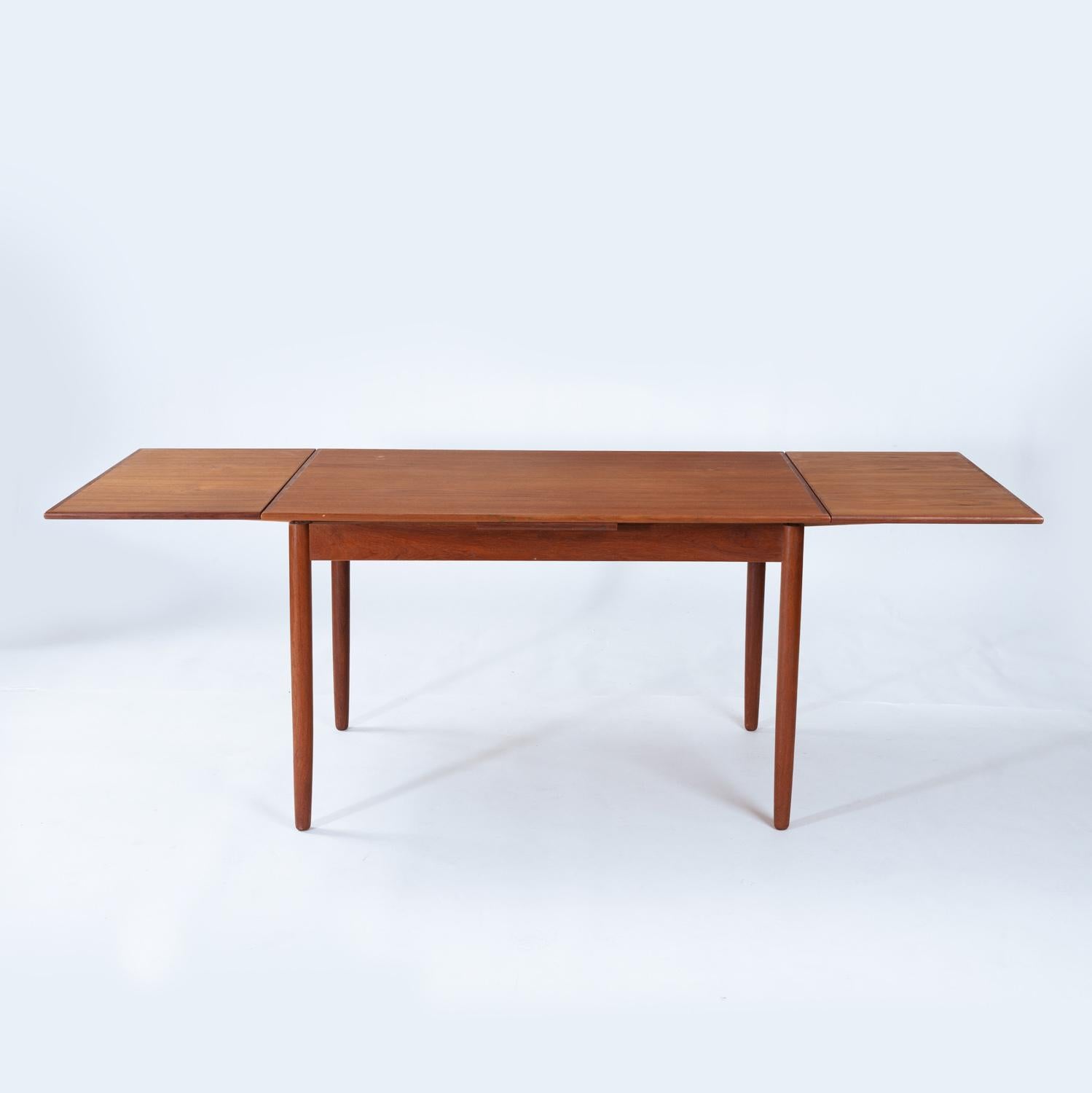 Set aus Teakholz-Design aus der Mitte des Jahrhunderts mit ausziehbarem Tisch und 6 organisch geformten Stühlen im Zustand „Gut“ im Angebot in Zevenaar, NL