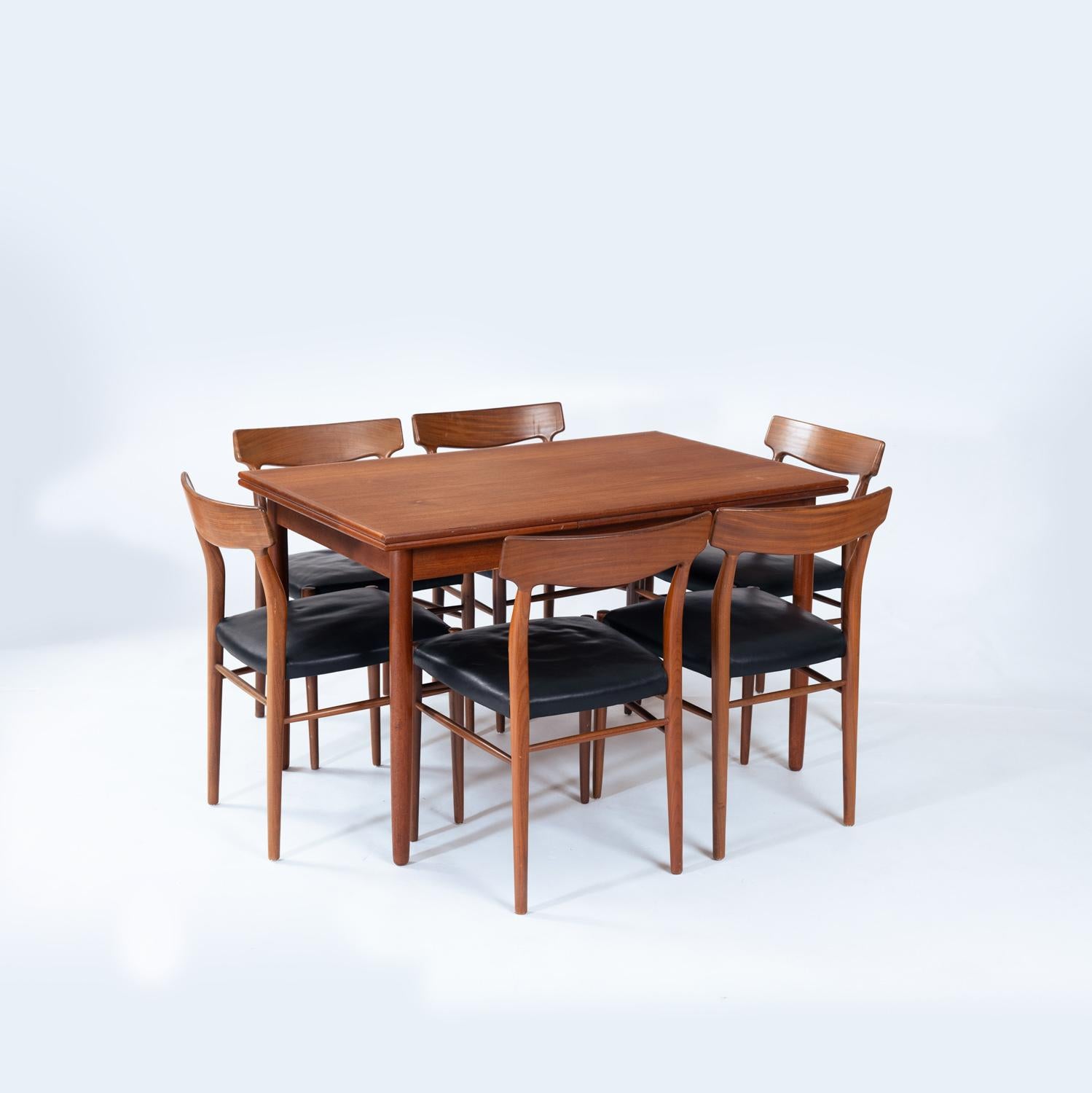 Set aus Teakholz-Design aus der Mitte des Jahrhunderts mit ausziehbarem Tisch und 6 organisch geformten Stühlen (Kunstleder) im Angebot