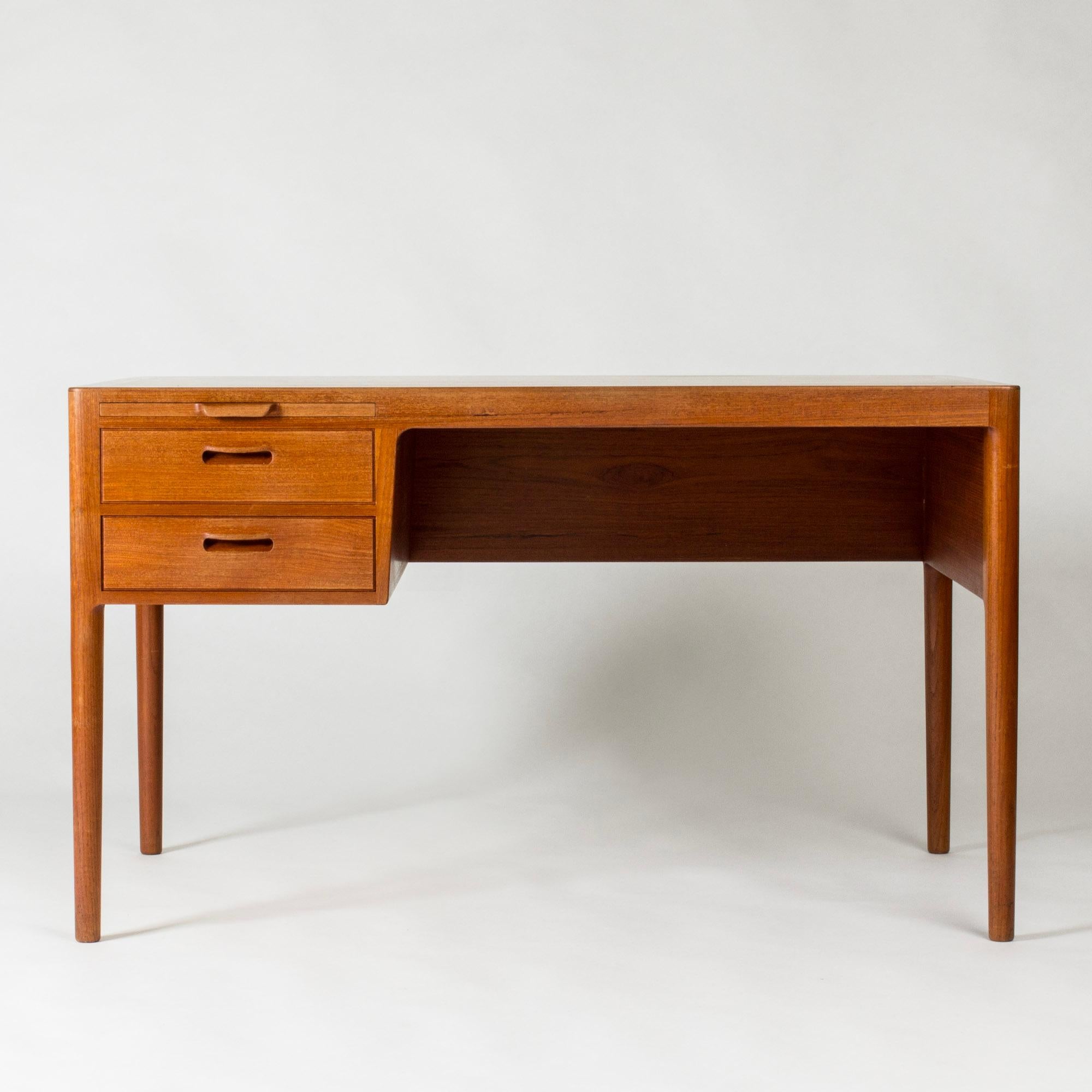 Amazing, rare teak desk by Hans J. Wegner, in a neat size. Beautifully sculpted drawer handles and extra extension that can be pulled out on the left side.