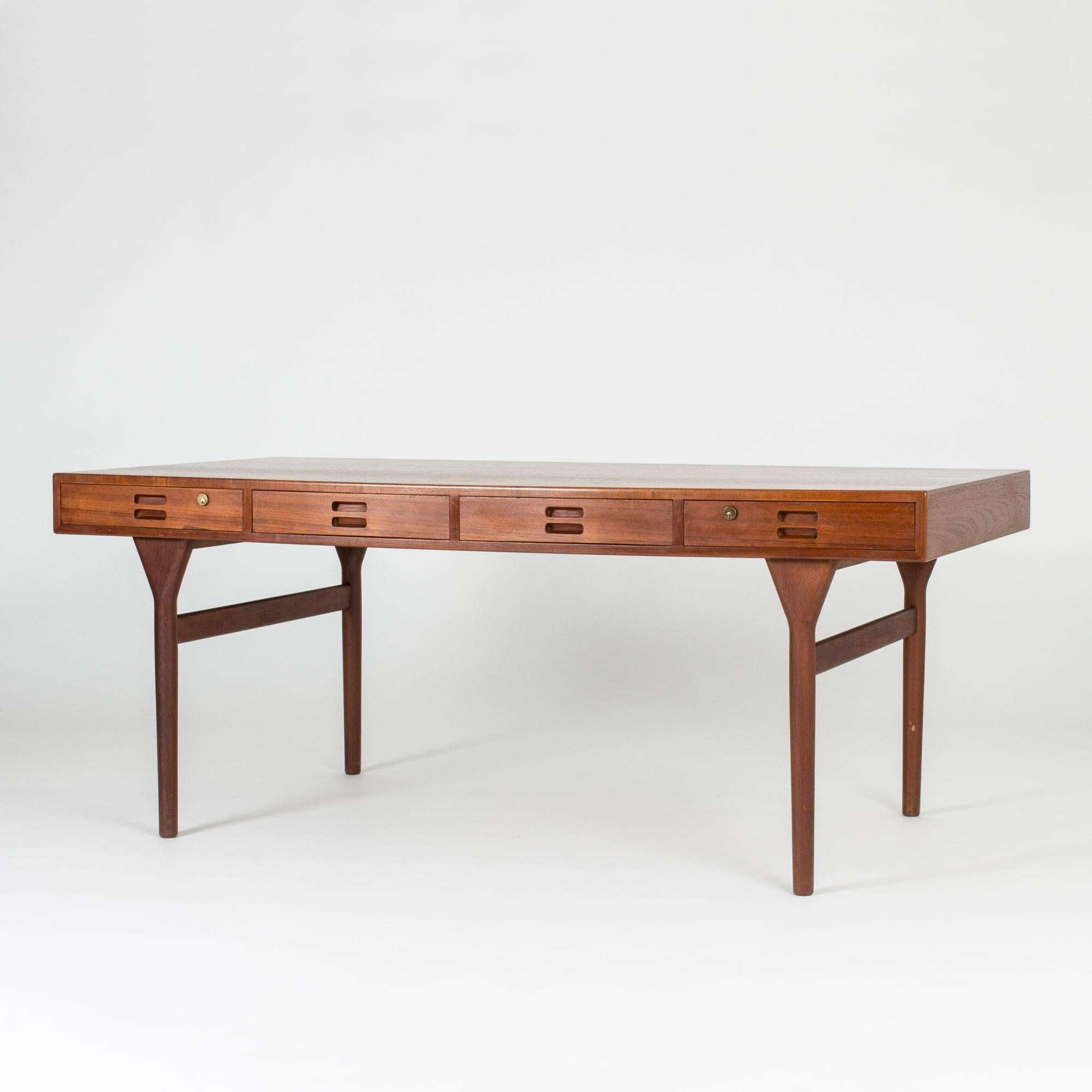 Striking desk by Nanna Ditzel, made in beautiful teak with simplistic lines and cool details. Amazing, minimalistic silhouette.