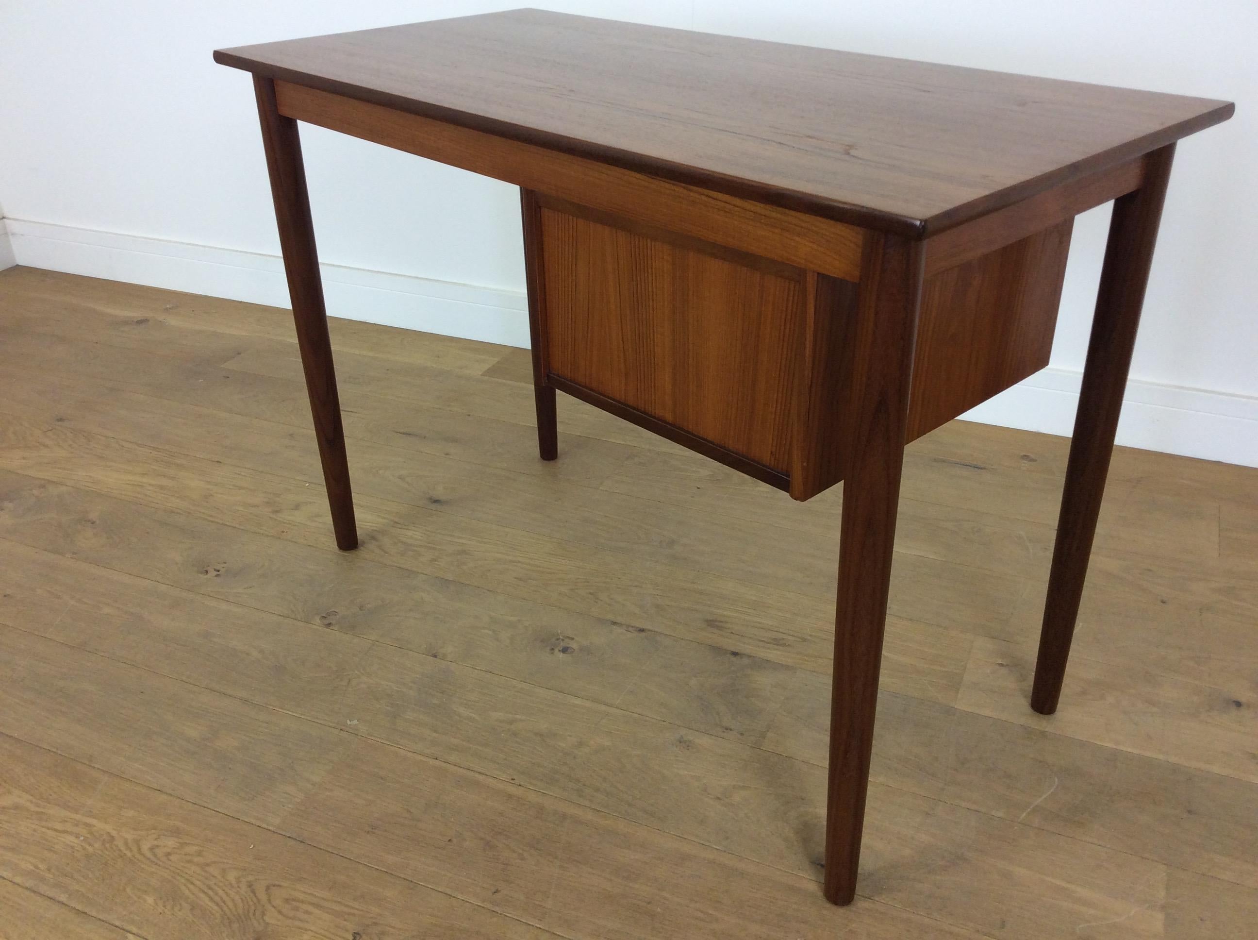 Midcentury teak desk.
mid century two drawer Danish teak desk.
By VI-MA Mobler
73 cm h 104.5 cm w 52 cm d
C 1960