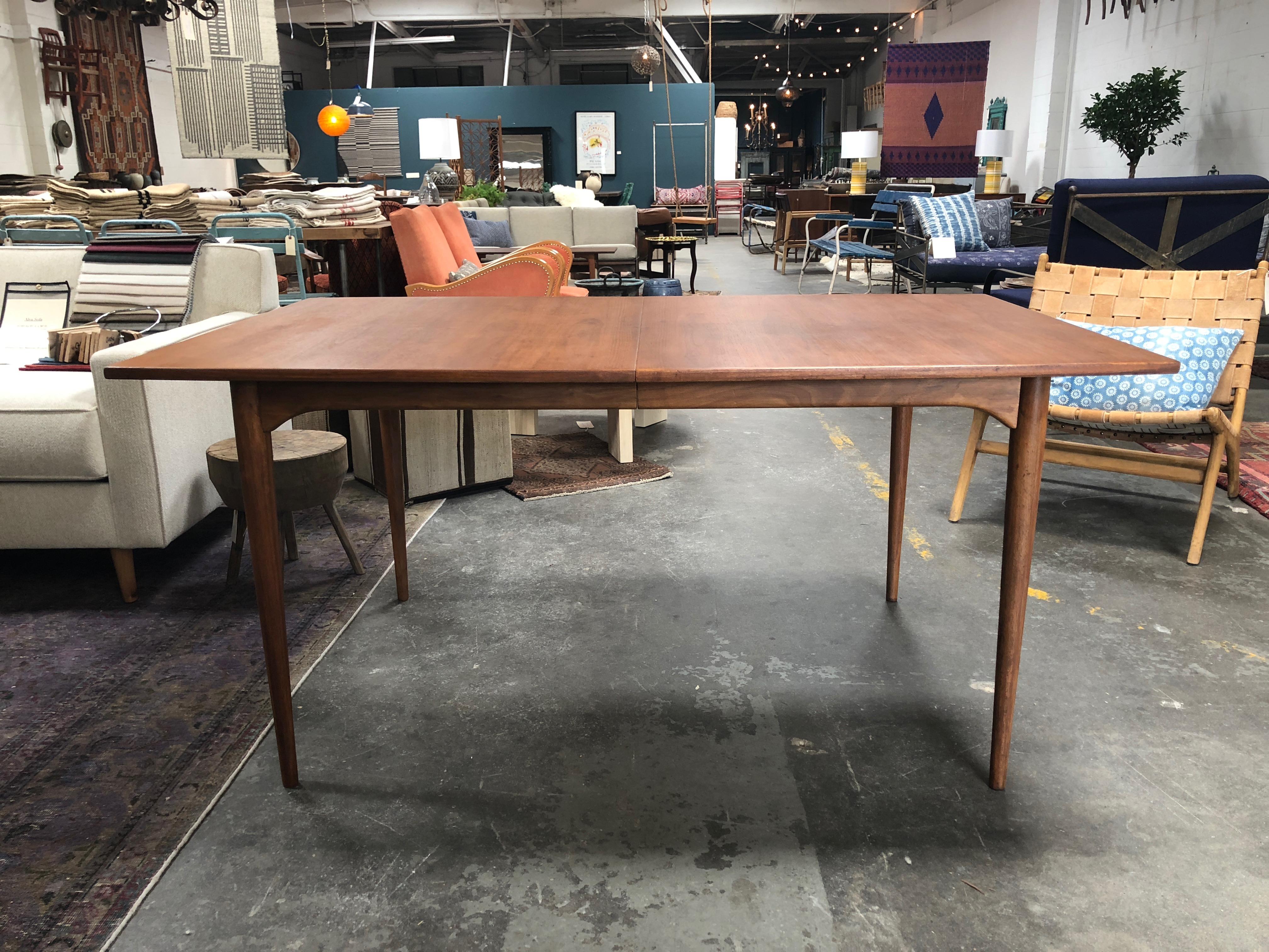 Midcentury teak dining table in perfect condition, six seat comfortably

Measures: 60