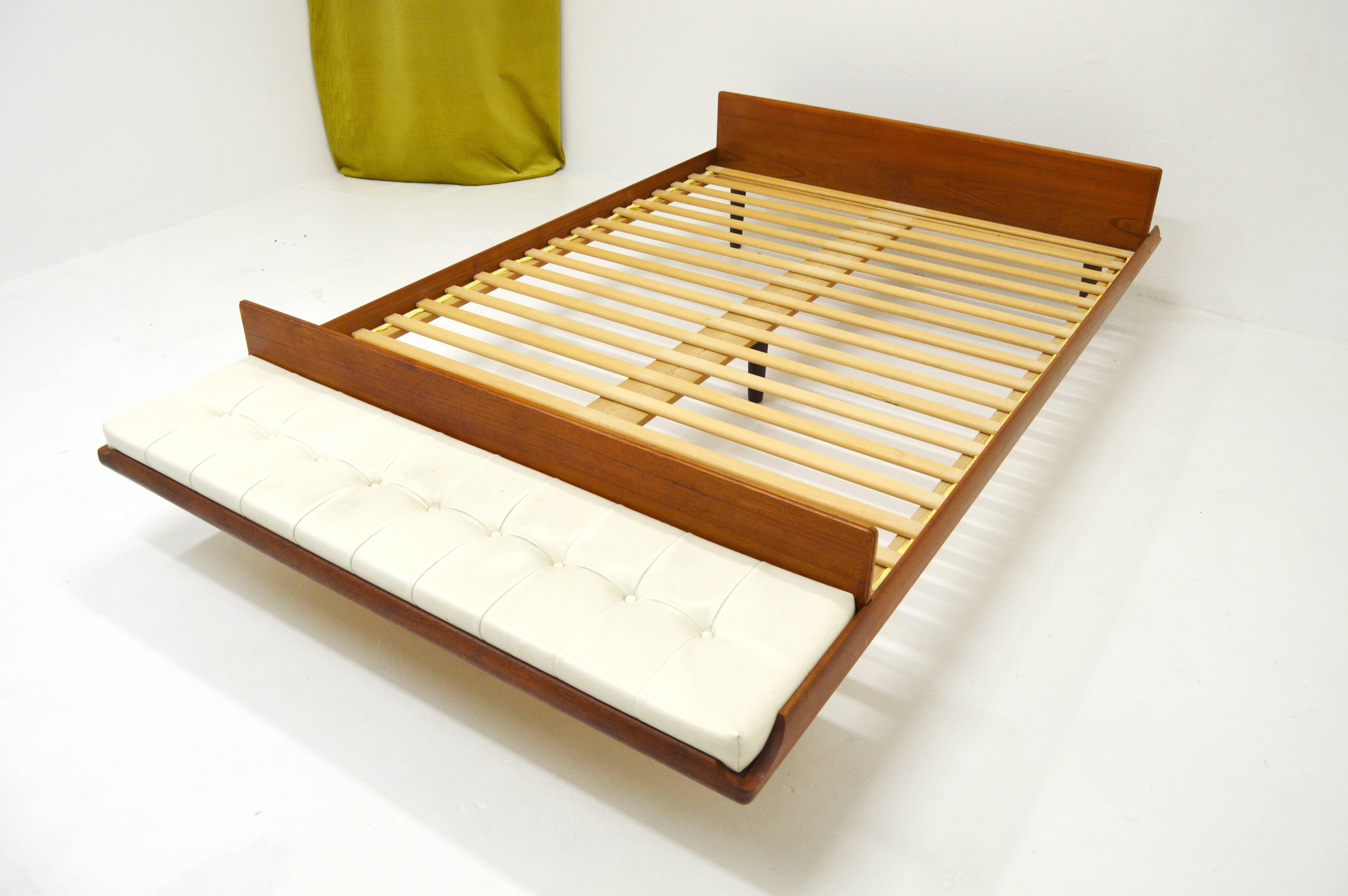 Midcentury Teak Double Master Bed with Bench For Sale 3