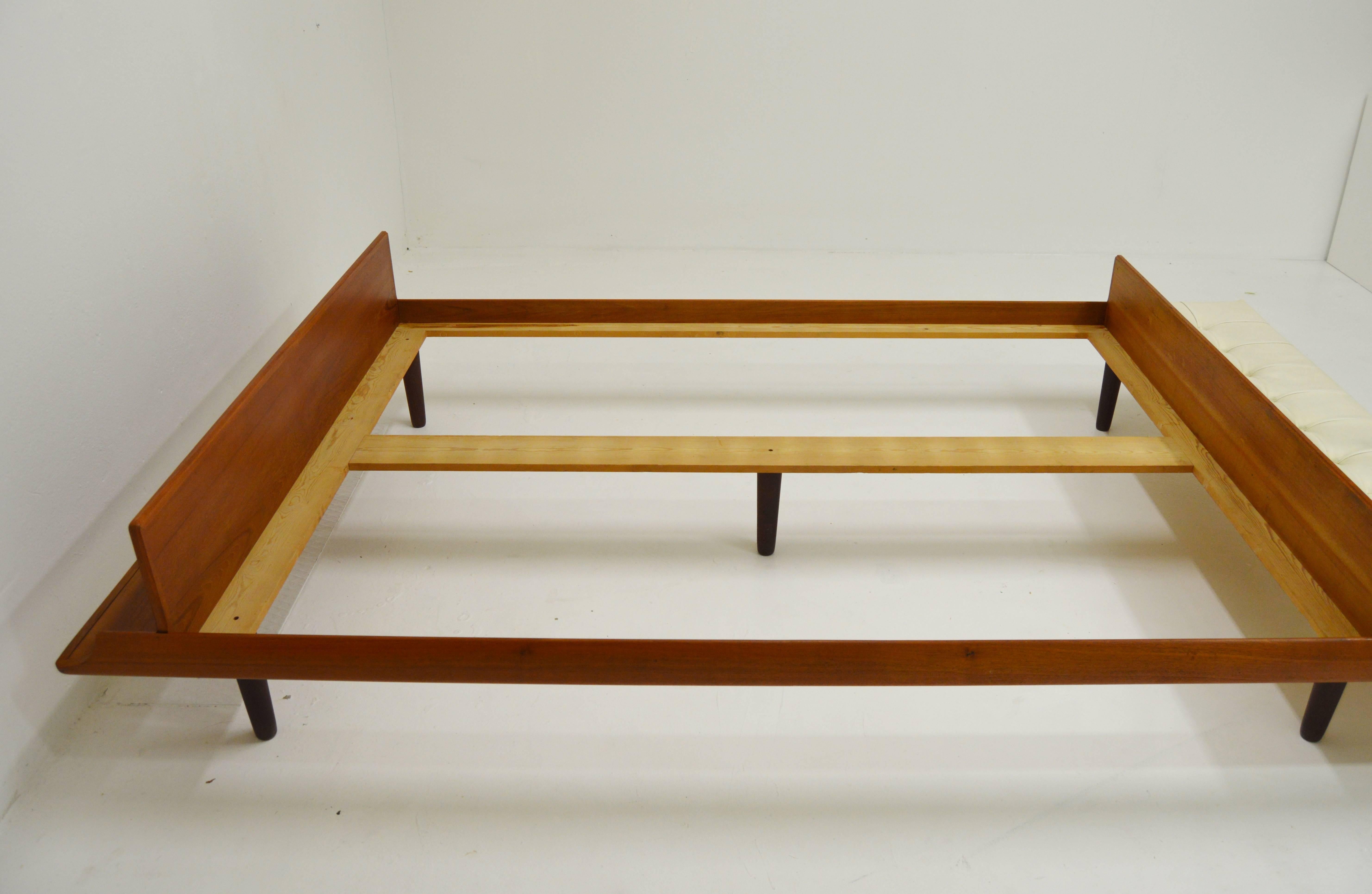 Midcentury Teak Double Master Bed with Bench In Good Condition For Sale In Alvesta, SE