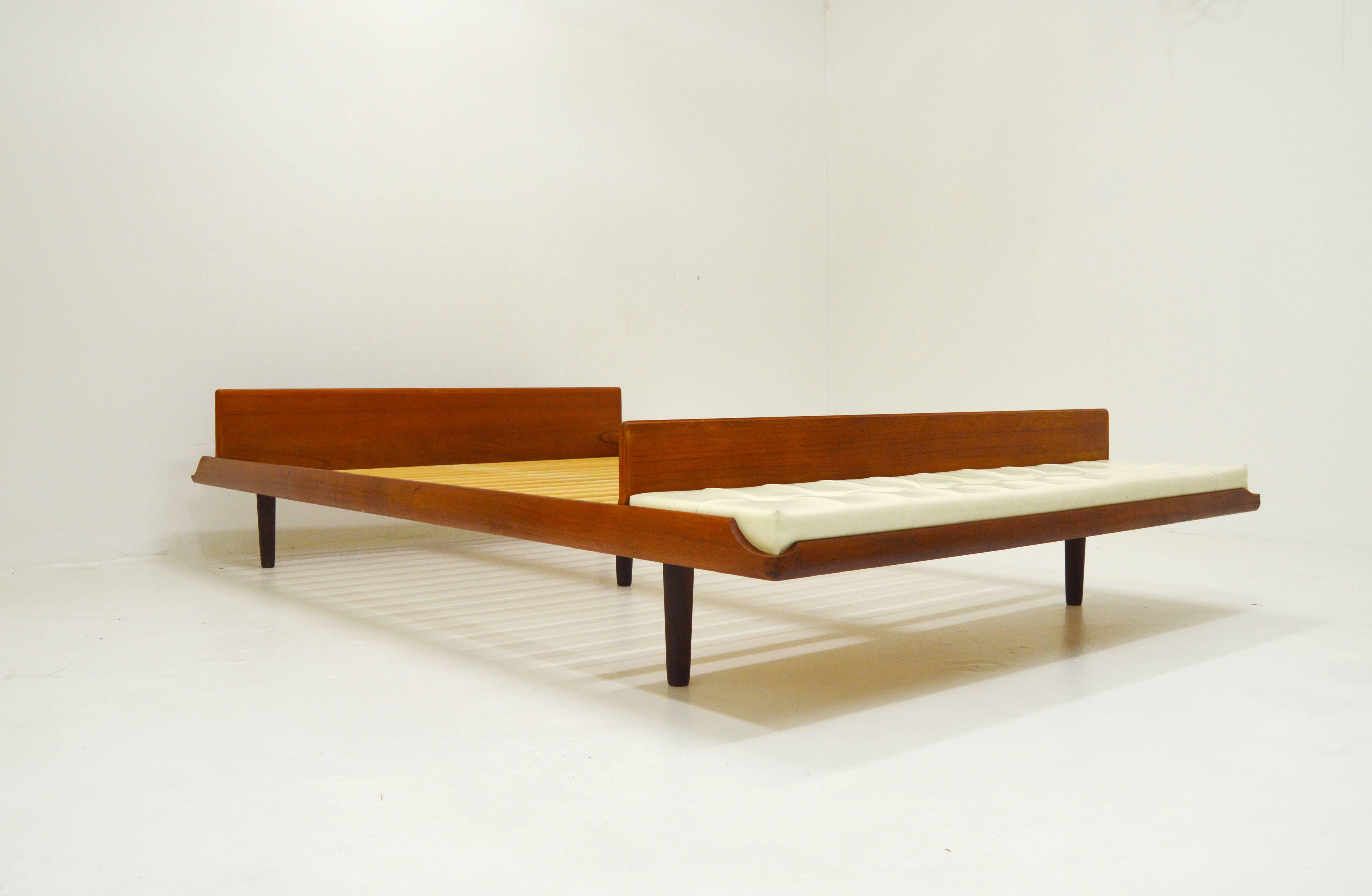 20th Century Midcentury Teak Double Master Bed with Bench For Sale