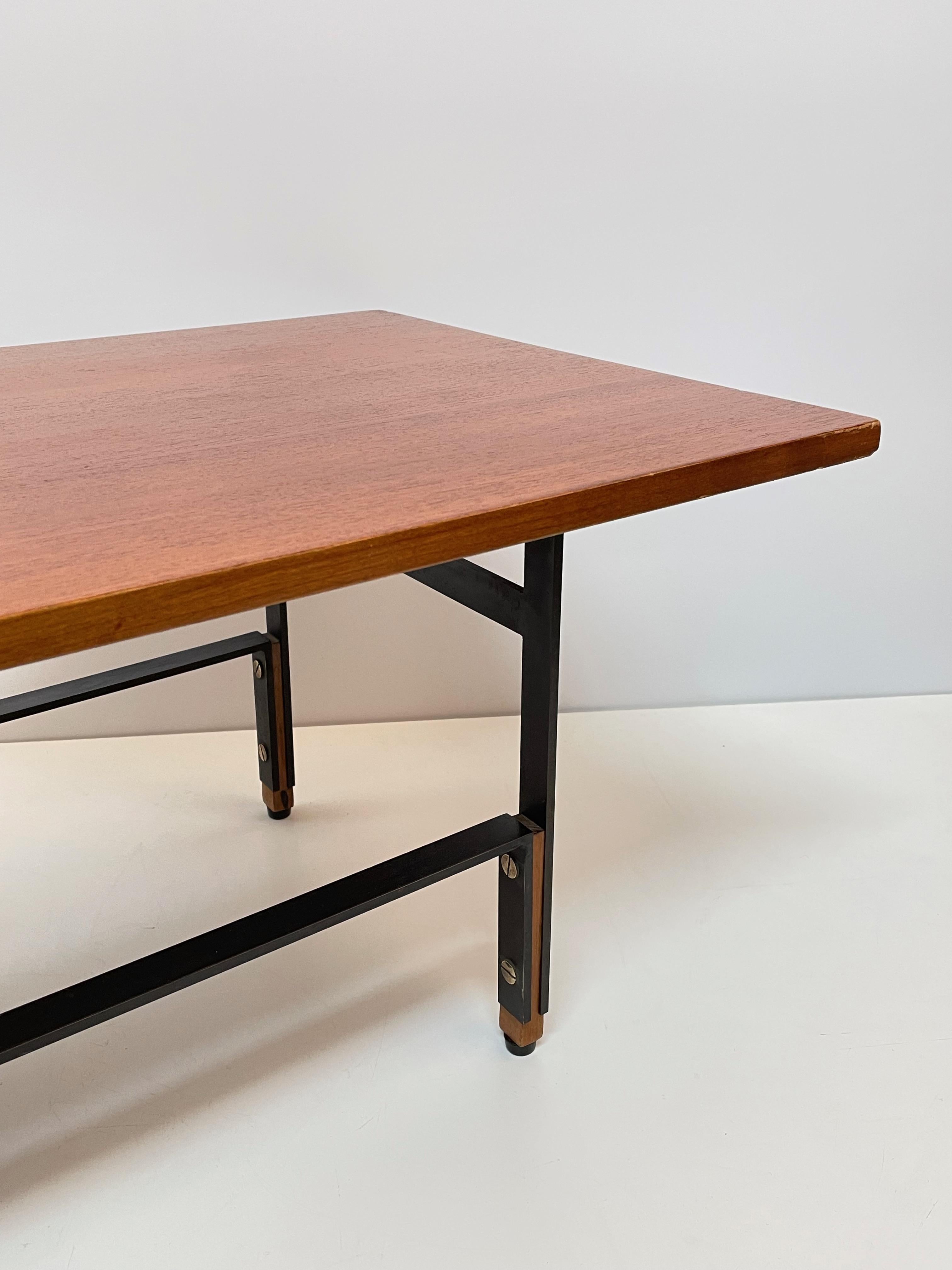 Table basse italienne du milieu du siècle en teck, fer émaillé et laiton, années 1960 en vente 9