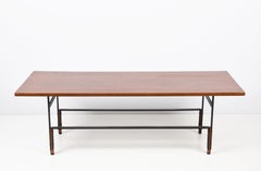 Italienischer Couchtisch aus Teakholz, emailliertem Eisen und Messing aus der Jahrhundertmitte, 1960er Jahre