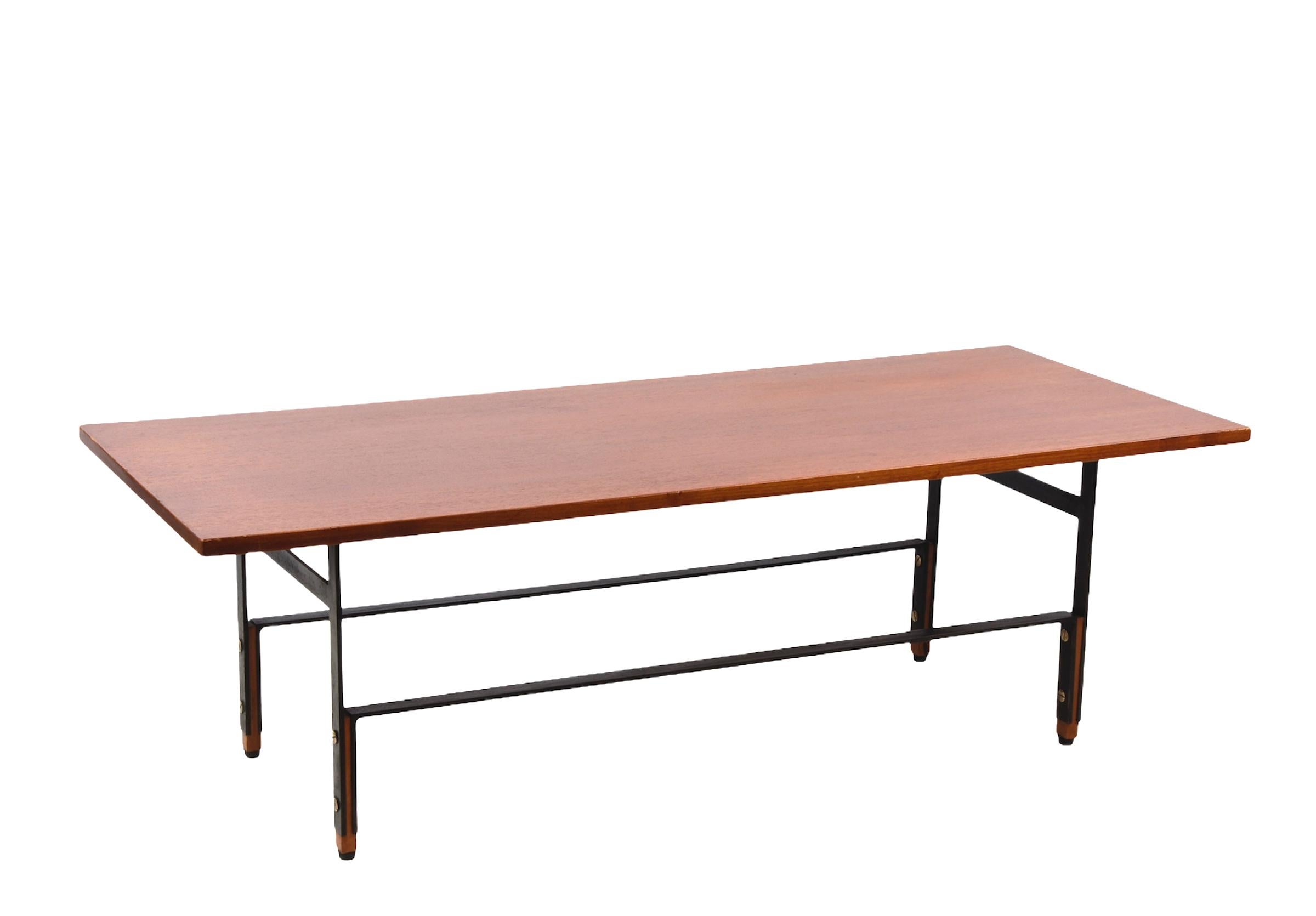 Mid-Century Modern Table basse italienne du milieu du siècle en teck, fer émaillé et laiton, années 1960 en vente