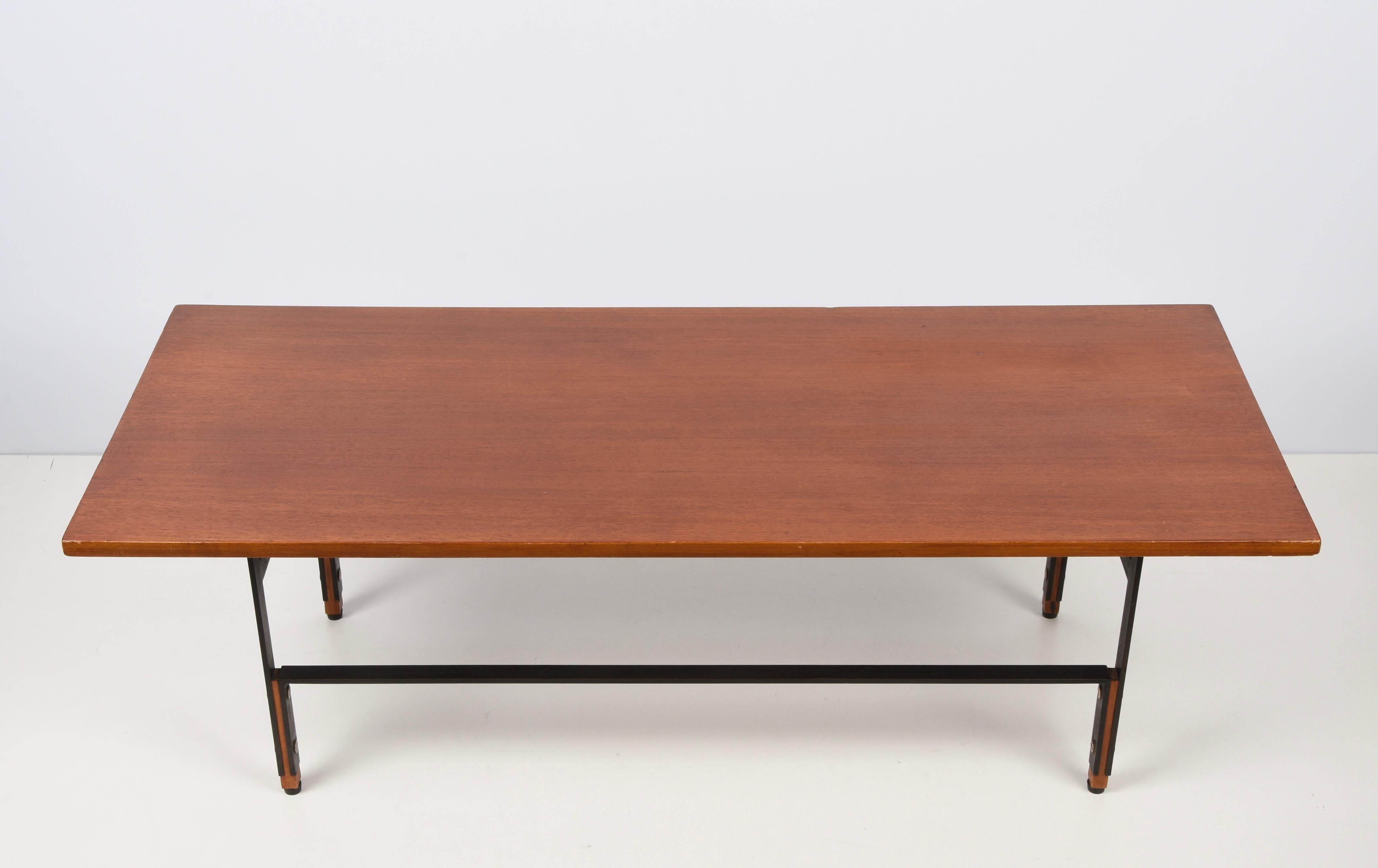 Midcentury Teak, Enamelled Iron and Brass Italian Coffee Table, 1960s In Good Condition For Sale In Roma, IT