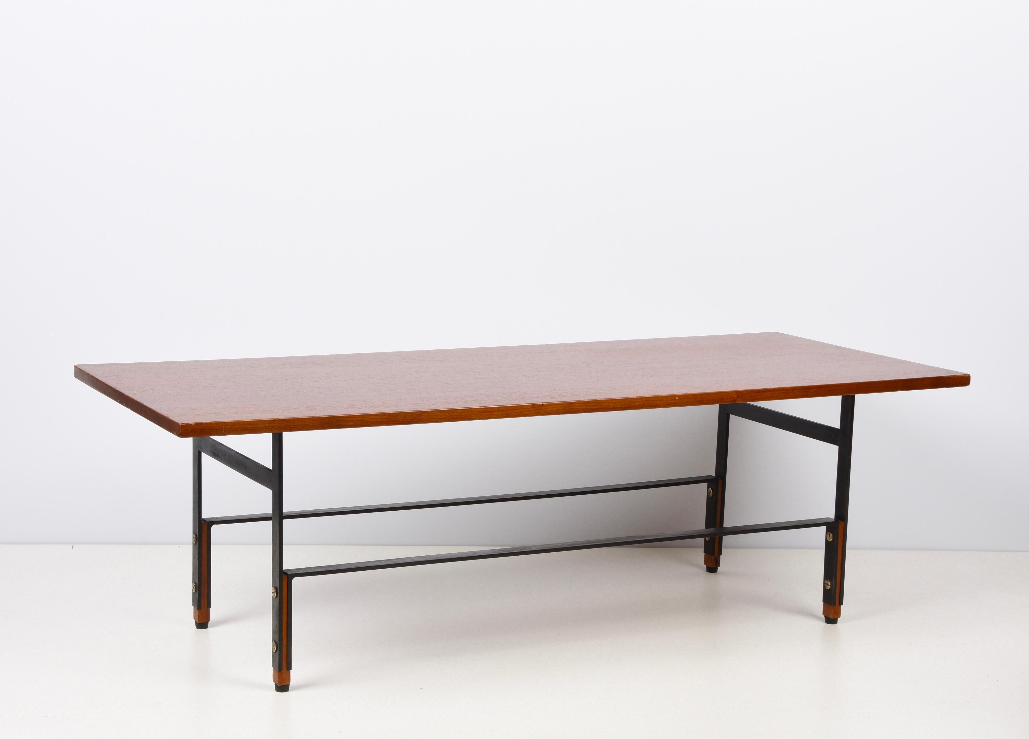 Milieu du XXe siècle Table basse italienne du milieu du siècle en teck, fer émaillé et laiton, années 1960 en vente