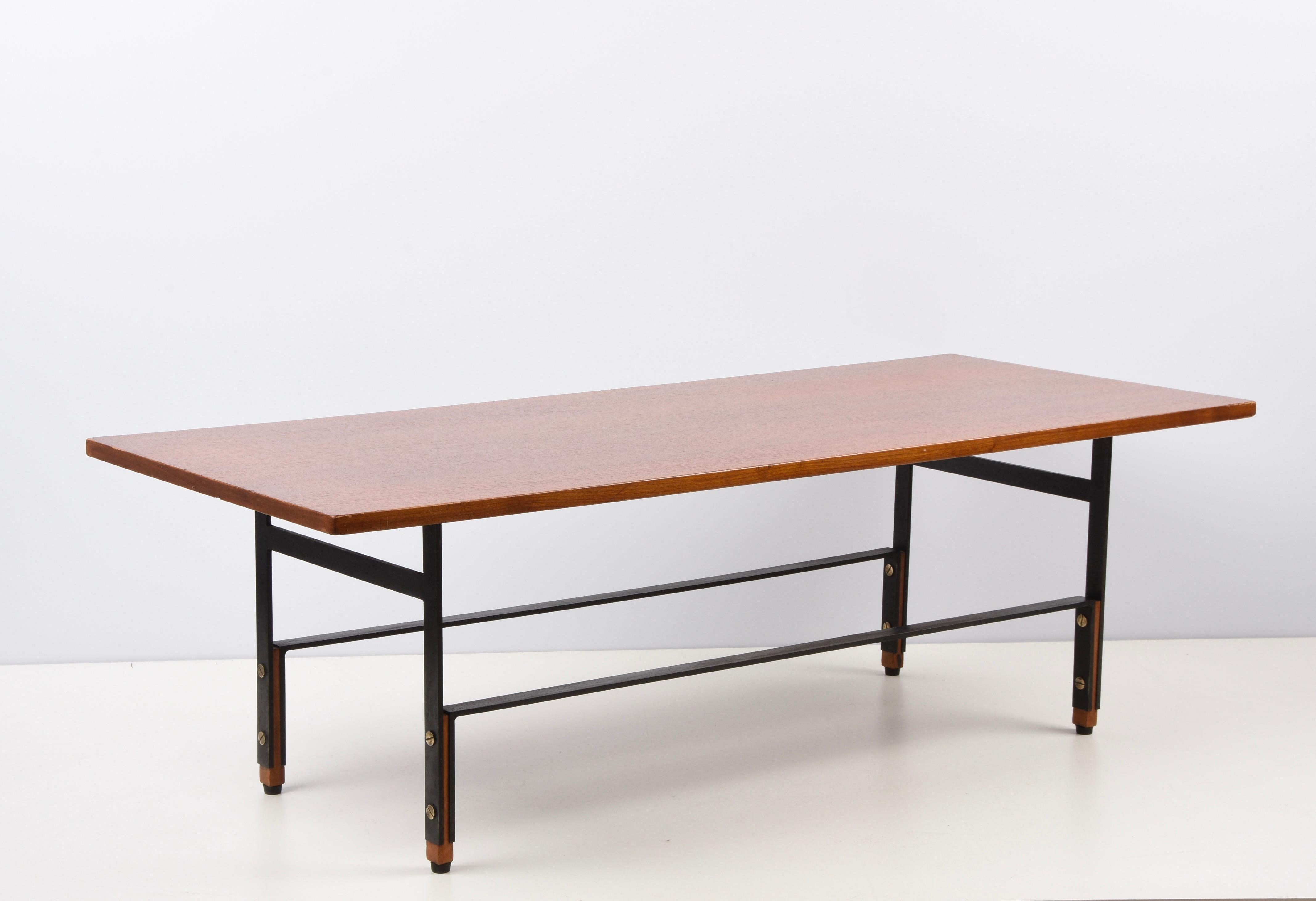 Table basse italienne du milieu du siècle en teck, fer émaillé et laiton, années 1960 en vente 1