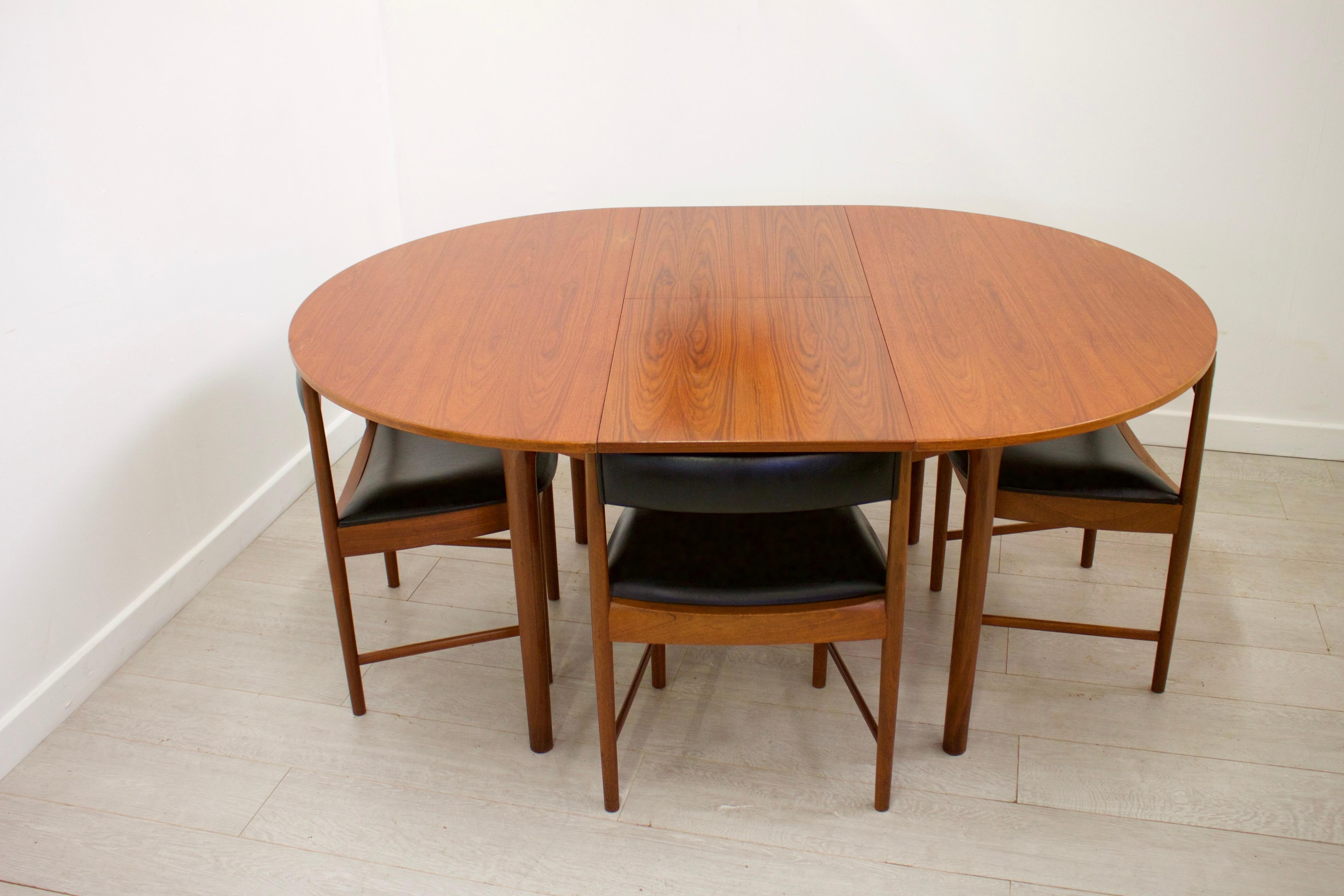 Midcentury design
- Midcentury extending dining table
- Made from teak and teak veneer
- Extended width 167 cm.