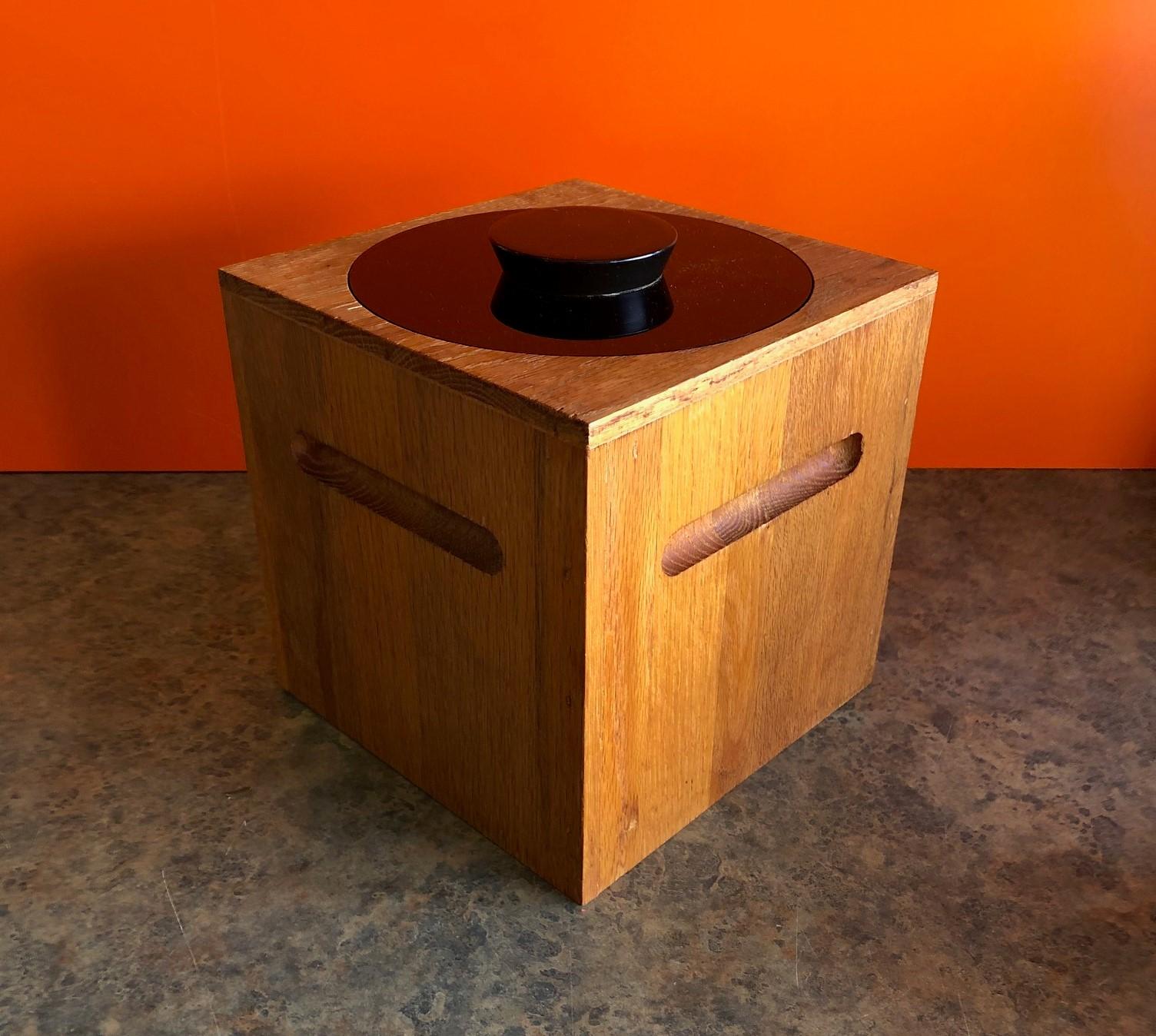 A very nice midcentury teak and plastic ice bucket by Morgan Designs, circa 1970s. The piece is very solid and sturdy and well made.