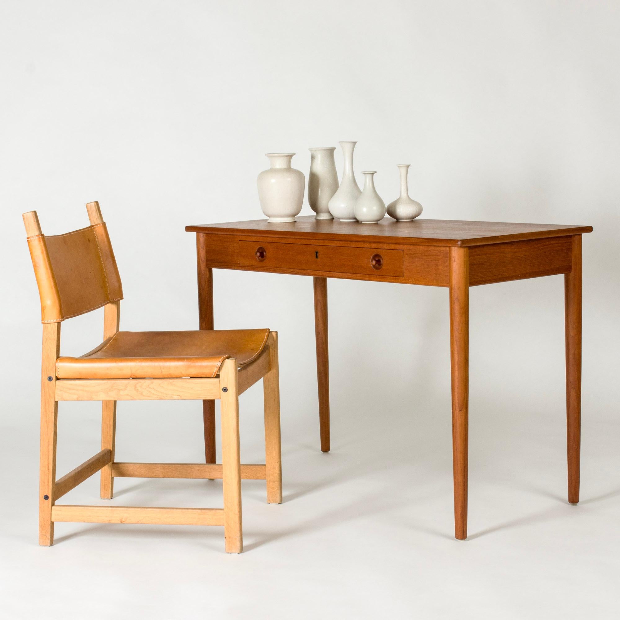 Eleganter Teakholz-Schreibtisch von Hans J. Wegner, Modell 
