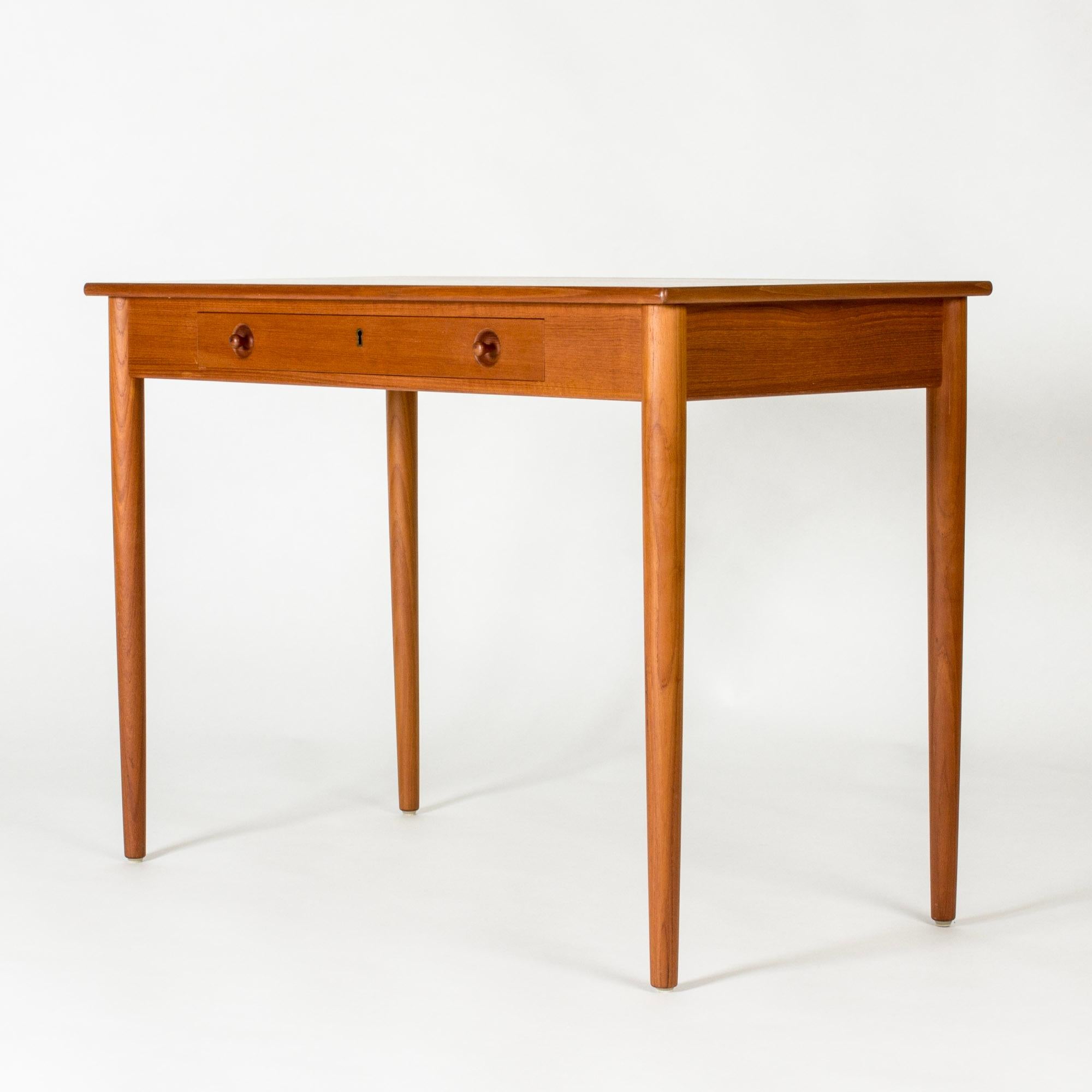 Scandinave moderne Bureau de dame en teck du milieu du siècle 