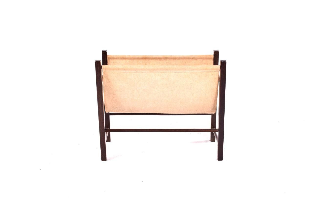Si tratta di un portariviste moderno di metà secolo, caratterizzato da un design minimalista che ne completa la funzionalità. La struttura è realizzata in teak, un legno duro di alta qualità noto per la sua resistenza e le sue bellissime venature,