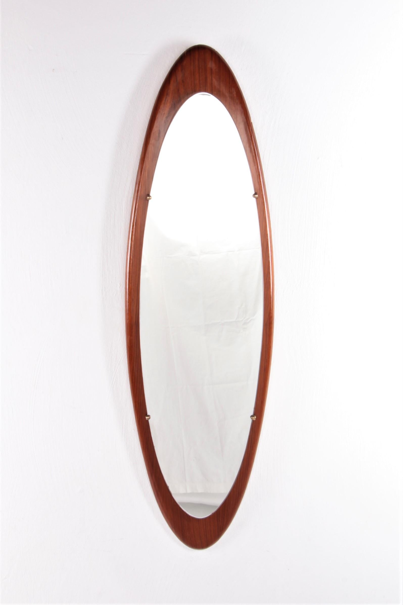Mid-century teak mirror by Franco Campo & Carlo Graffi for Home, Italy 1960s.

This vintage mirror was designed by Franco Campo and Carlo Graffi and produced in Italy in the 1960s: it is in good condition with some traces of age and use.

This is a