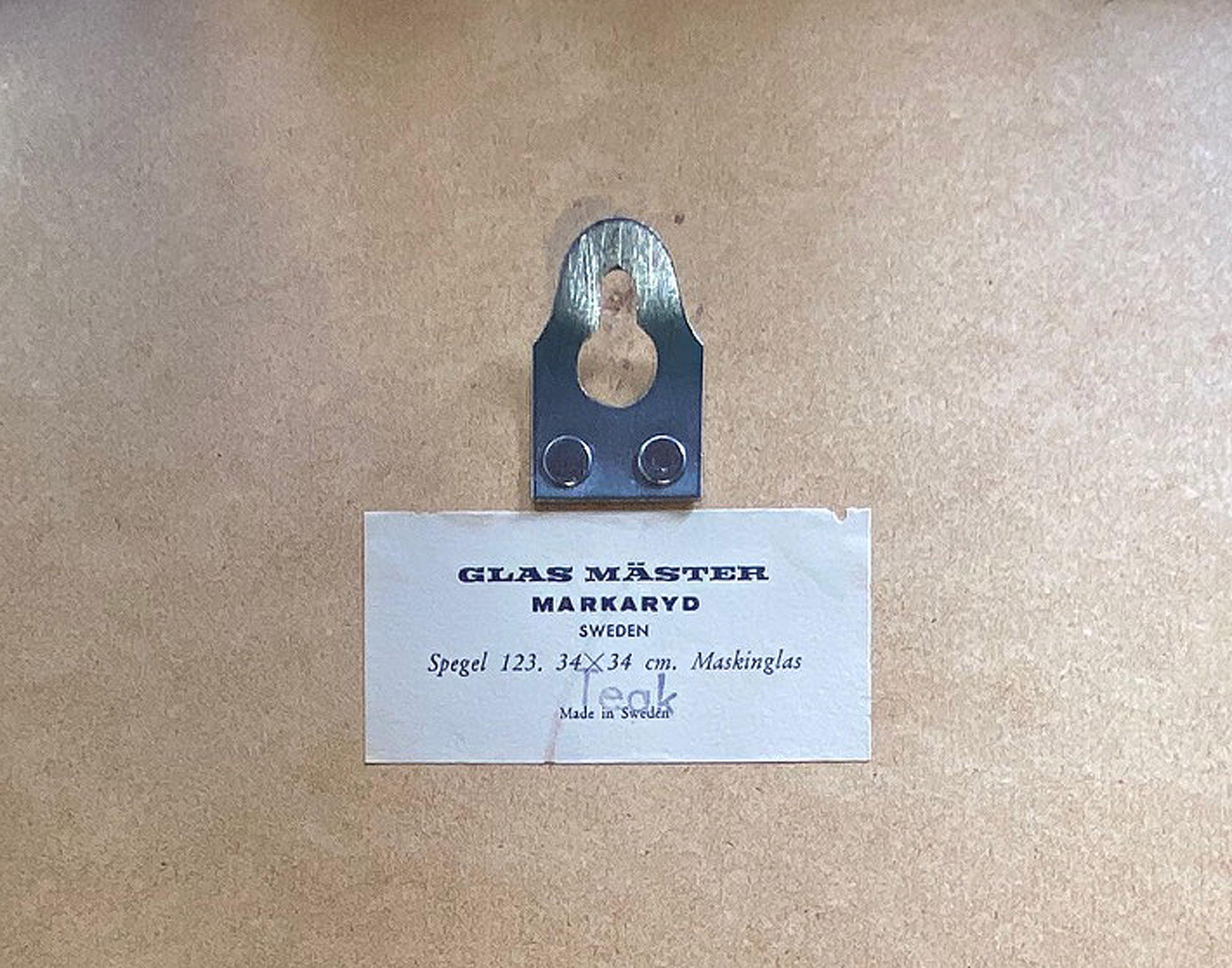 Ti proponiamo questo bellissimo e raro specchio in teak di Uno & Osten Kristiansson per Glas mäster, in Svezia. Presenta finiture con inserti in pelle e dettagli di lavorazione del legno che includono giunzioni a scatola da 1/8