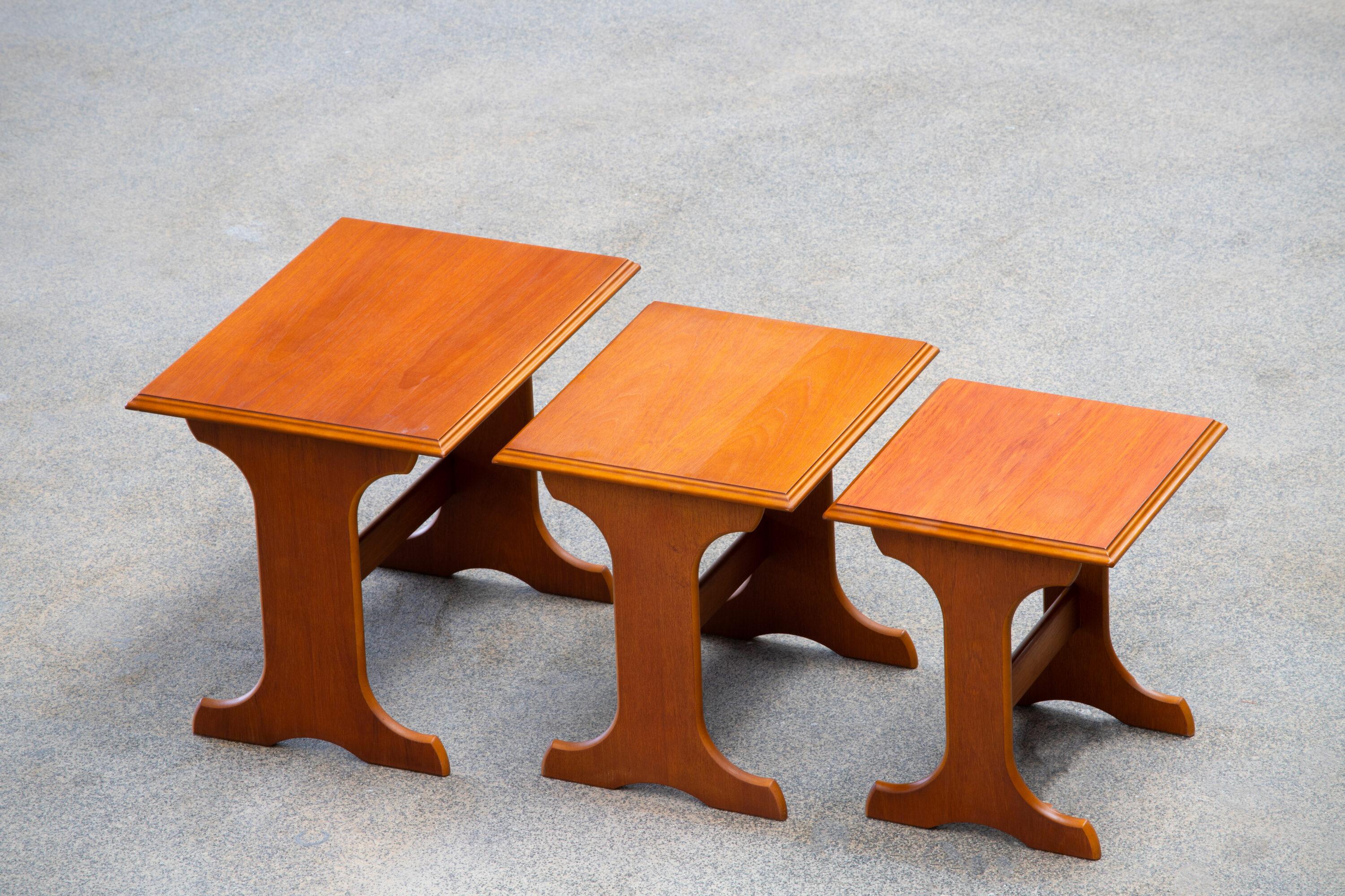 Mid-Century Modern Tables basses gigognes en teck du milieu du sicle en vente